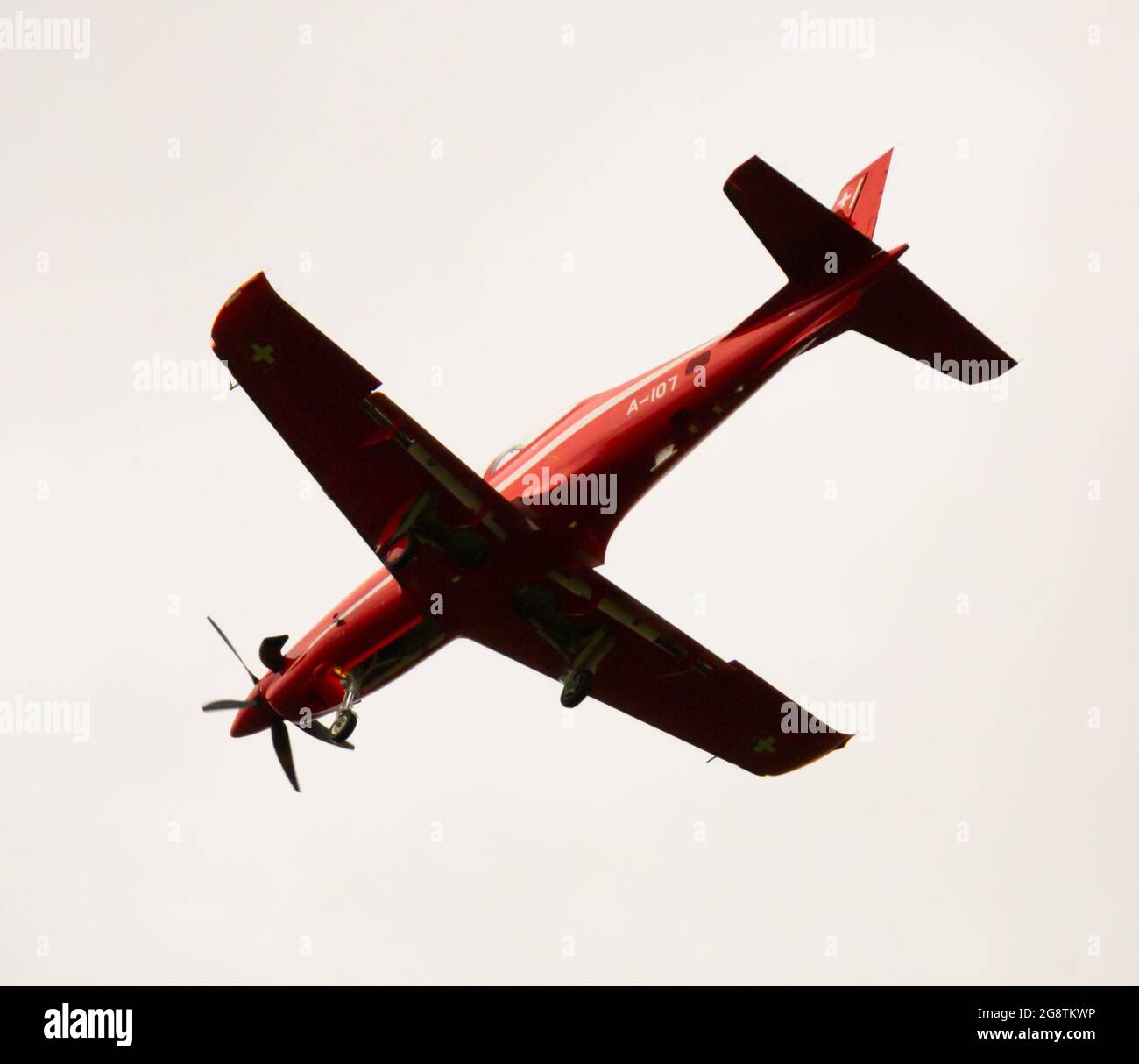 Tiefflügelflugzeug Pilatus PC-21 Landung auf dem Militärflugplatz Emmen Stockfoto