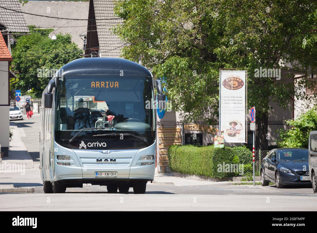 Bild eines Reisebusses von Arriva mit seinem Logo auf einem Bahnsteig im Busbahnhof Bled, Slowenien. Arriva Plc ist ein britisches multinationales Verkehrsunternehmen HE Stockfoto
