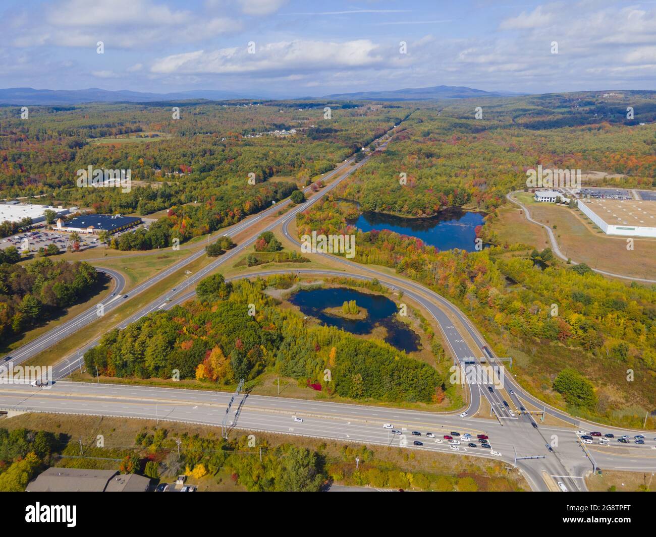 Interstate Highway 93 an der Abfahrt 20 mit US Route 3 im White Mountain National Forest Luftbild mit Herbstlaub, Stadt Tilton, New Hampshire NH, USA Stockfoto