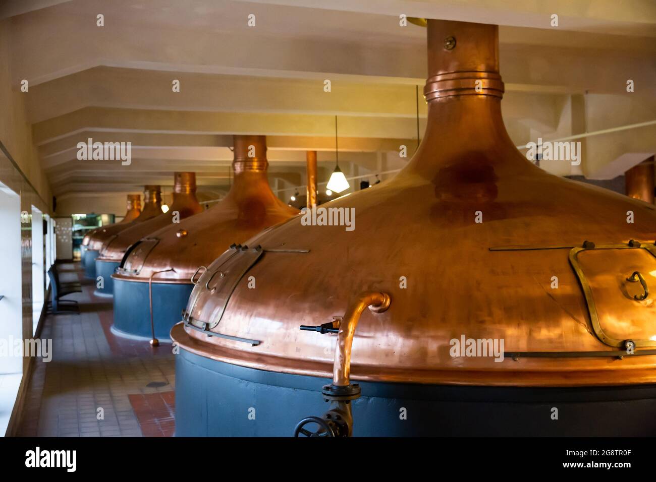Tanks zur Lagerung und Gärung von Bier in der Bierfabrik Pilsner Urquell Stockfoto