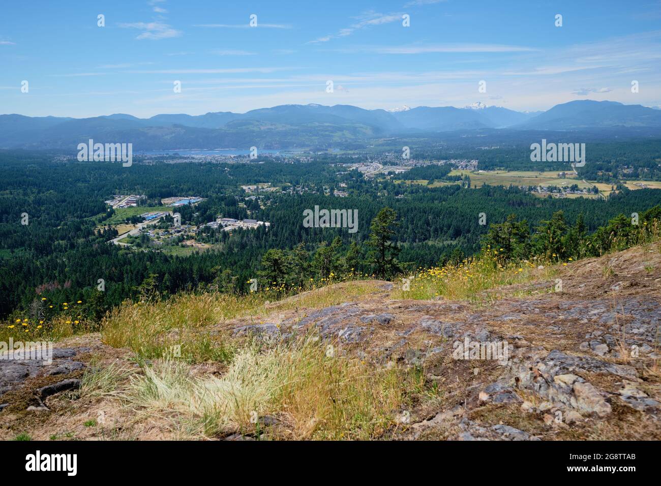 Blick auf Port Alberni und das Alberni Valley auf Vancouver Island vom Felsausschnitt auf dem Gipfel des Alberni Lookout. Stockfoto