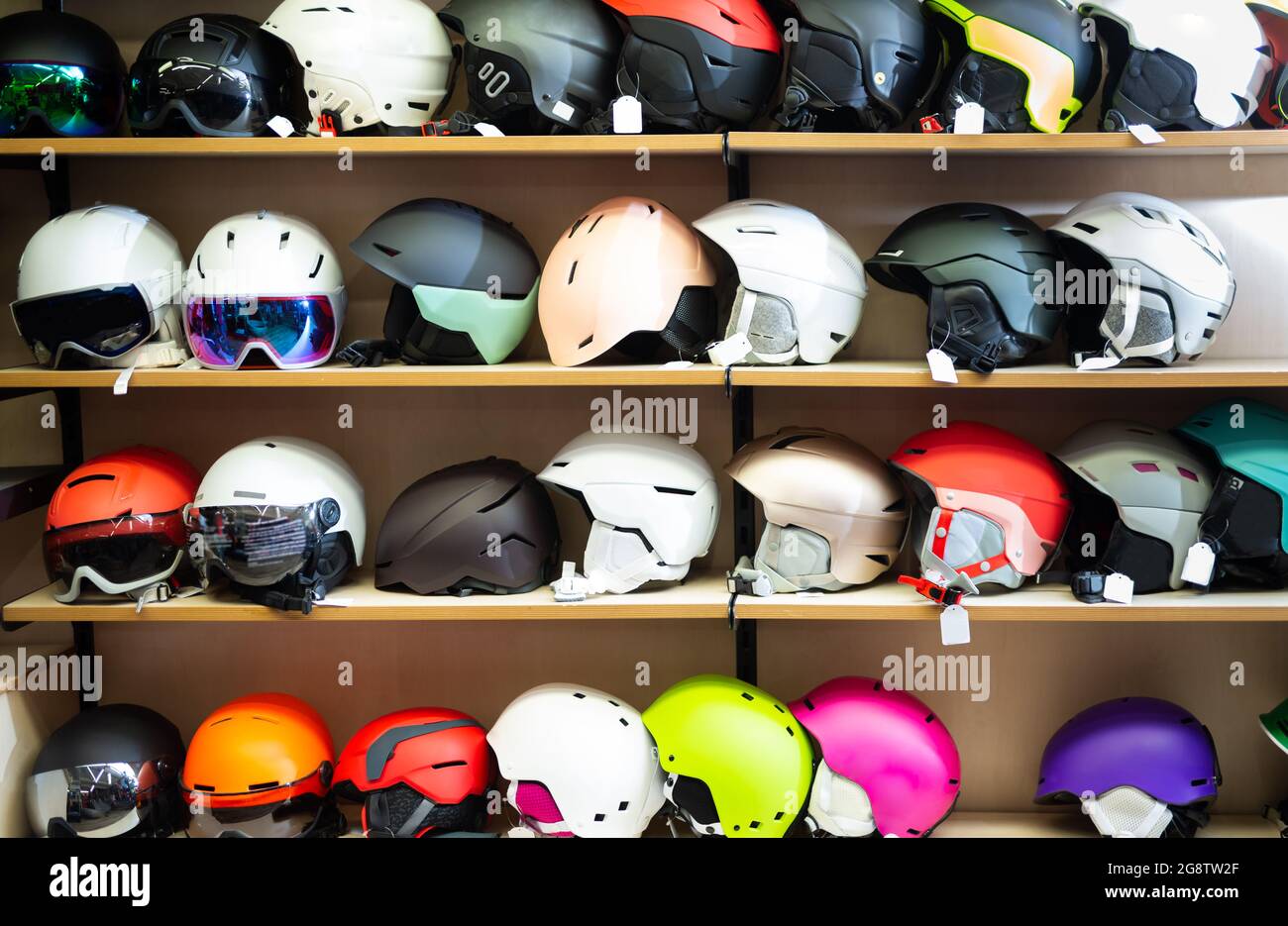 Snowboard und Skihelme Stockfoto