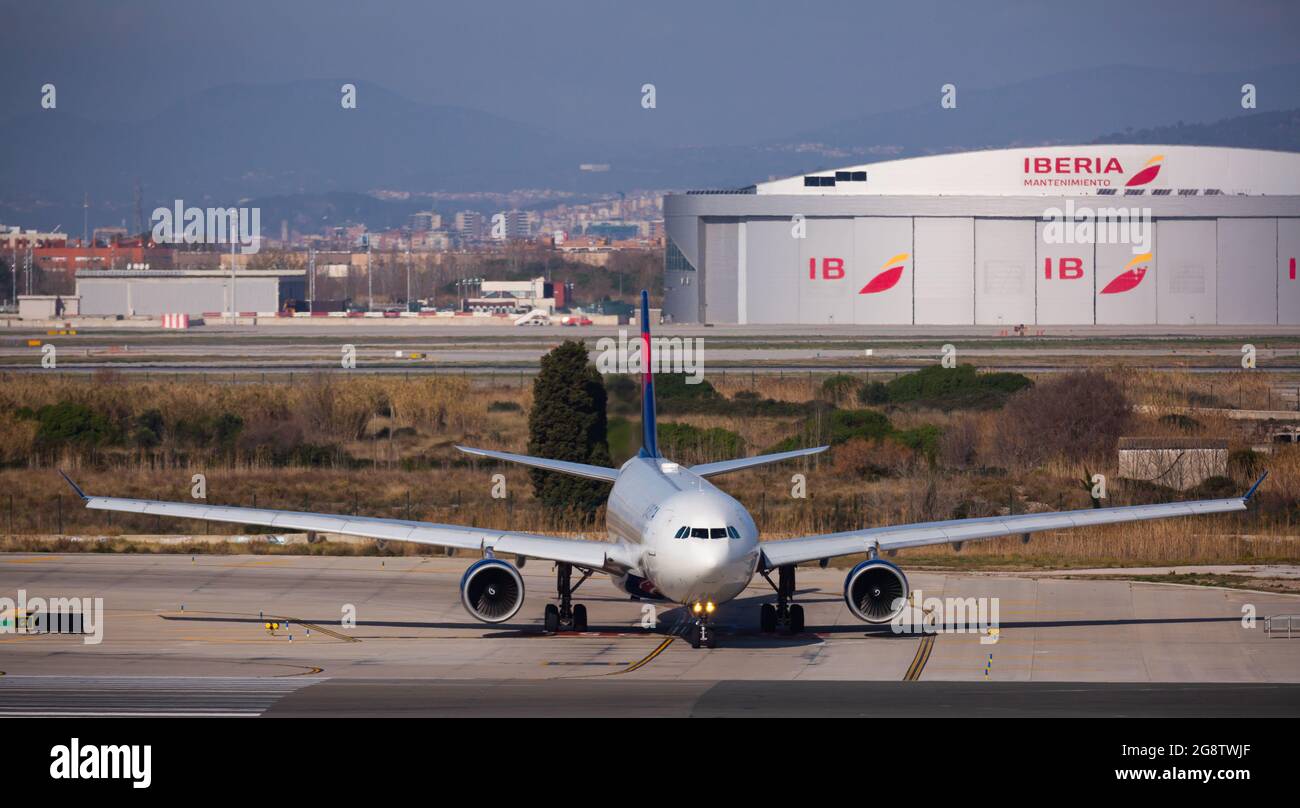 Delta Airbus bereitet sich auf den Start am Flughafen El Prat in Barcelona vor Stockfoto