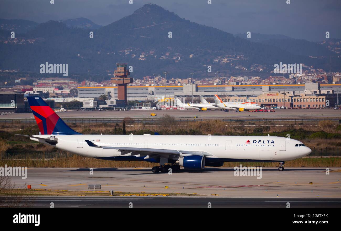 Delta Airbus bereitet sich auf den Start am Flughafen El Prat in Barcelona vor Stockfoto