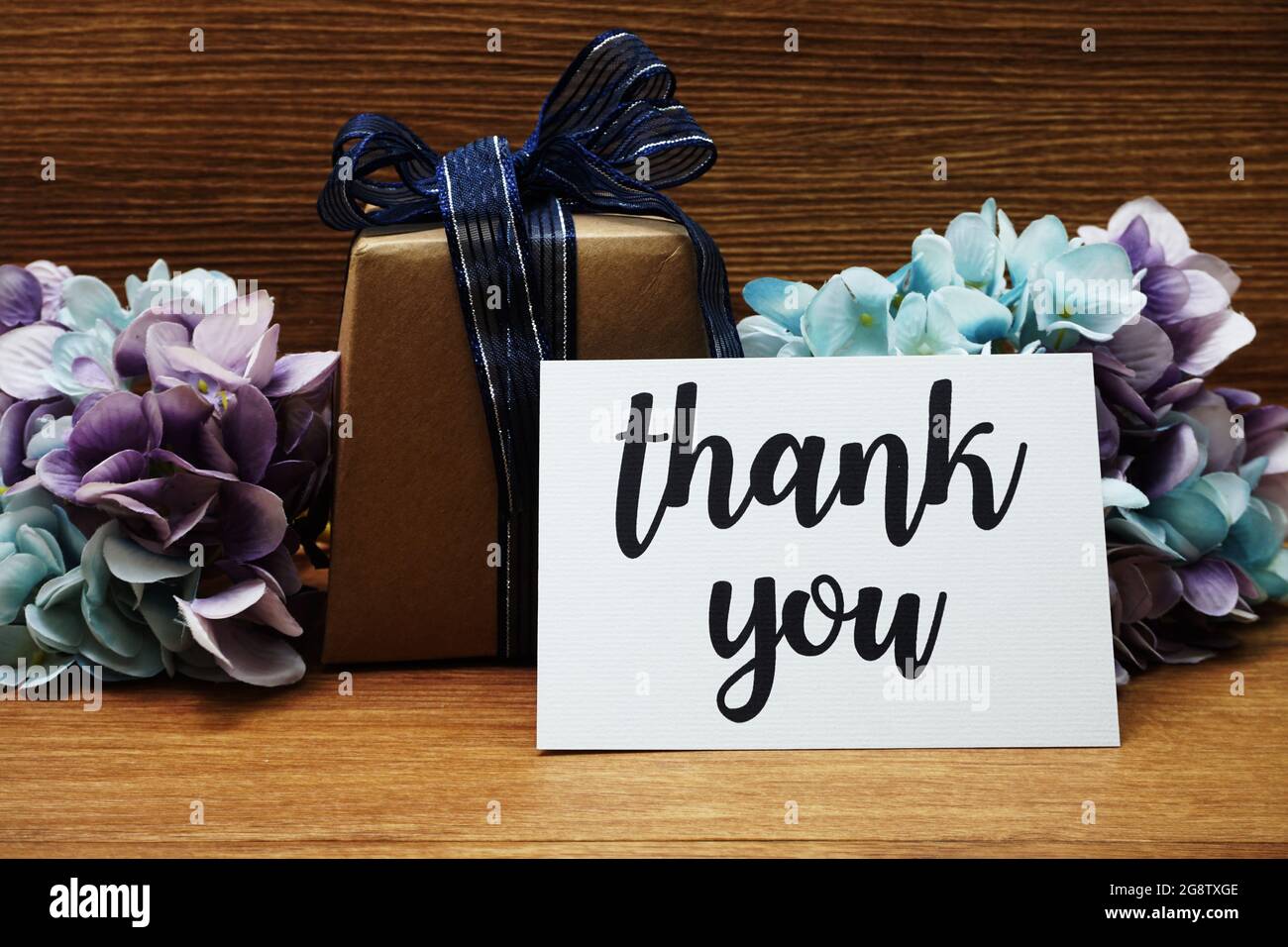 Dankeskarte mit Geschenkbox und Blumenstrauß Stockfoto