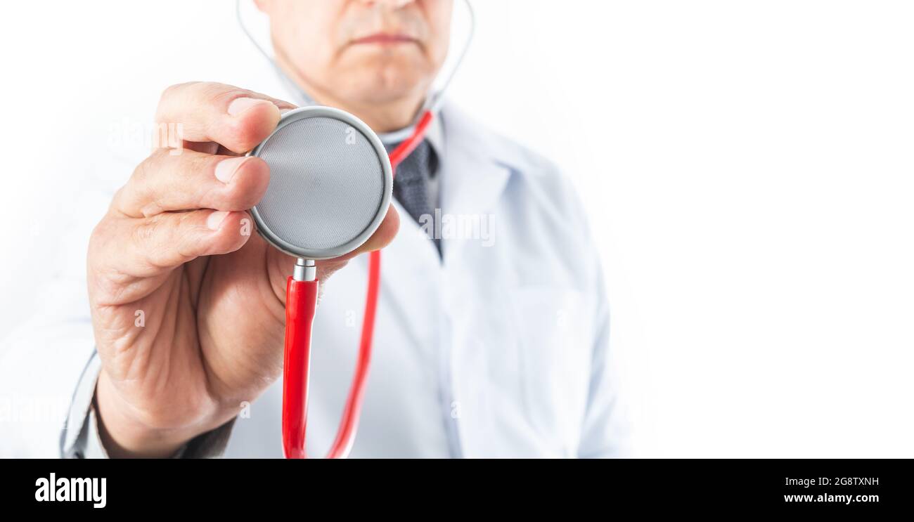 Selektiver Fokus eines Arztes, der ein rotes Stethoskop in der Hand hält, um Herz und Lunge zu überprüfen. Raum für Text, Medizinkonzept Stockfoto
