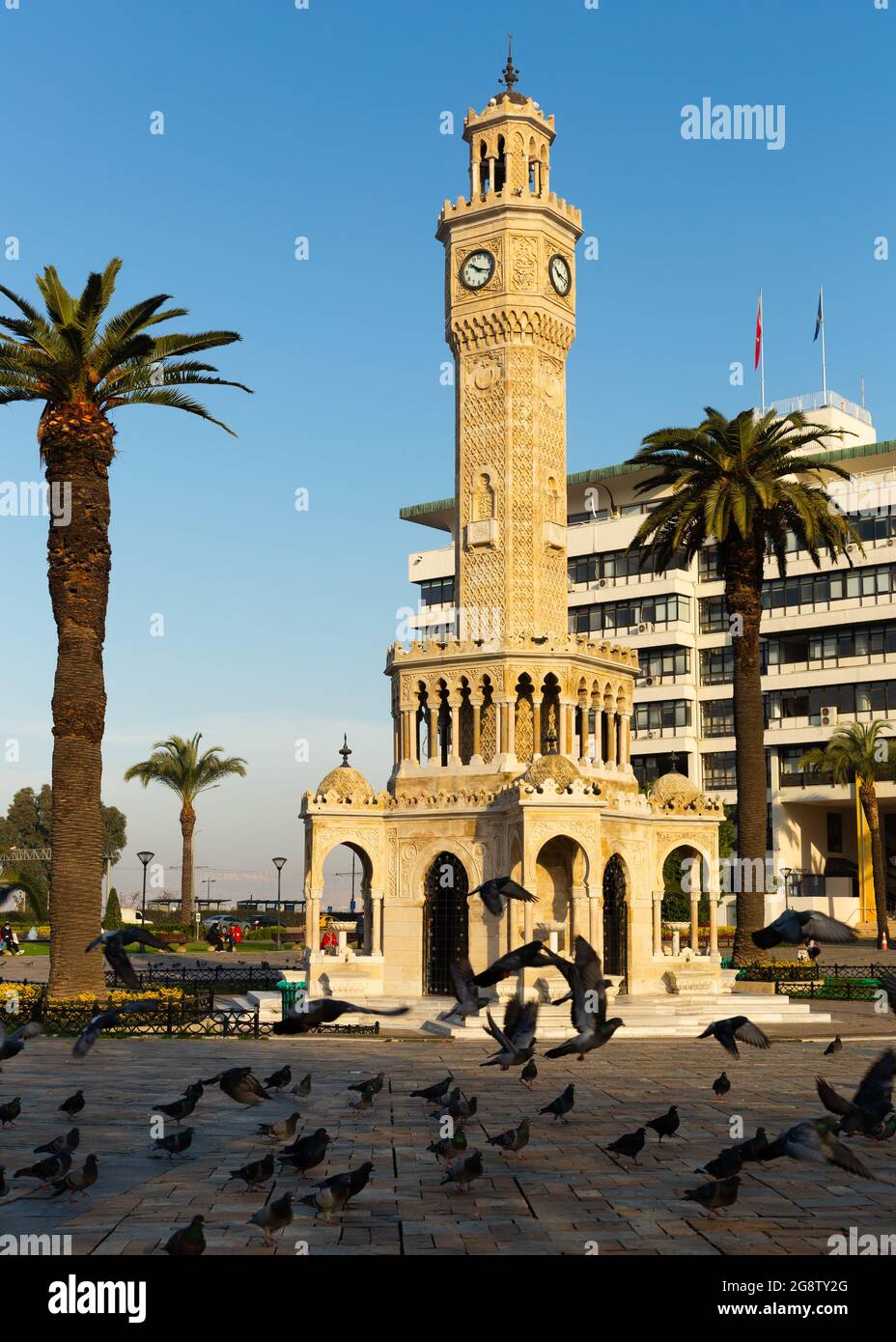 Izmir, Türkei - 04. Januar 2021: Konak Meydam Platz mit Saat Kulesi Uhrenturm Stockfoto