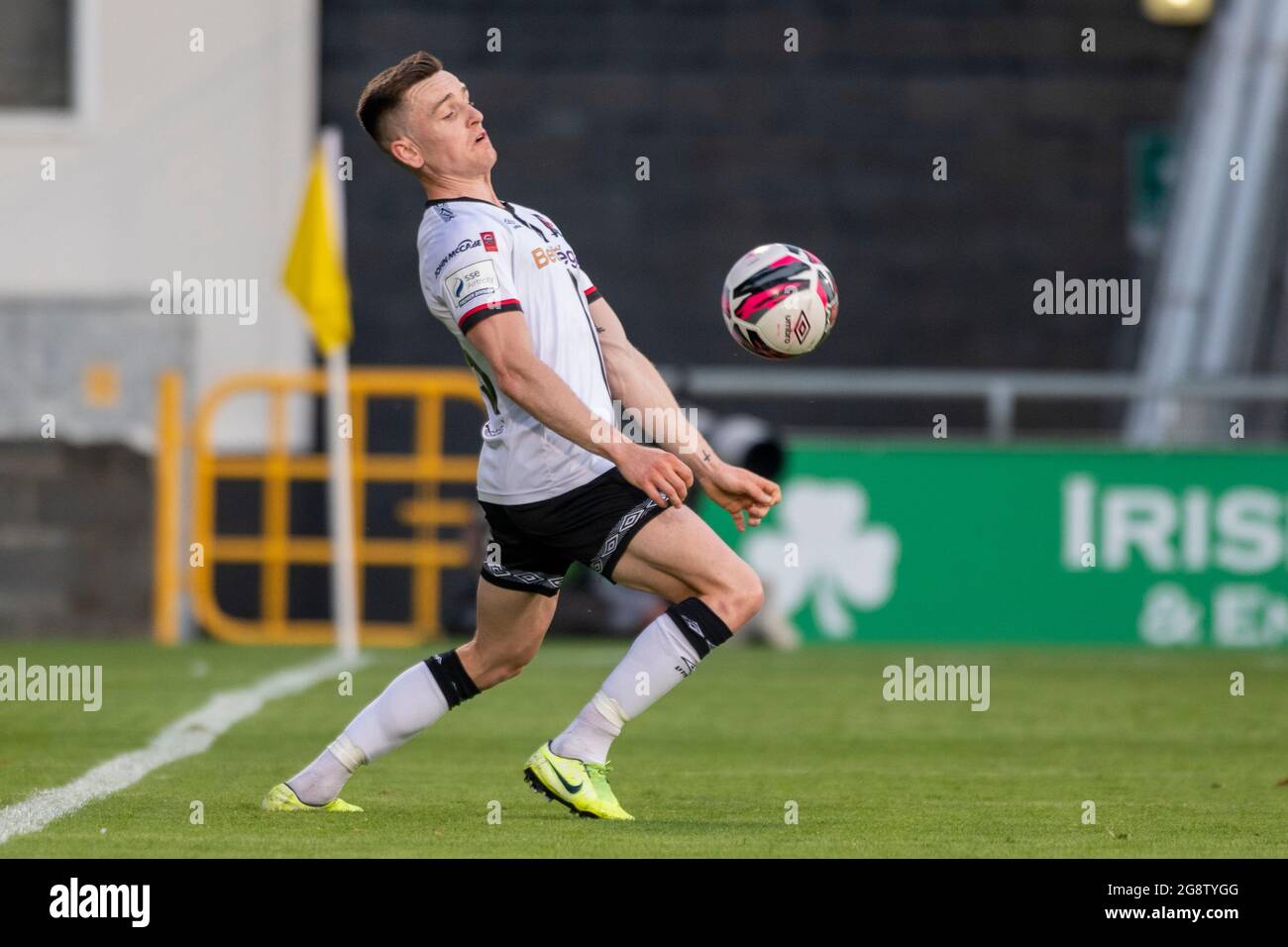 Dublin, Irland. Juli 2021. Darragh Leahy von Dundalk kontrolliert den Ball während der zweiten Qualifikationsrunde der UEFA Europa Conference League, dem 1. Beinspiel zwischen dem FC Dundalk und dem FC Levadia Tallinn am 22. Juli 2021 im Tallaght Stadium in Dublin, Irland (Foto: Andrew SURMA/SIPA USA). Quelle: SIPA USA/Alamy Live News Stockfoto