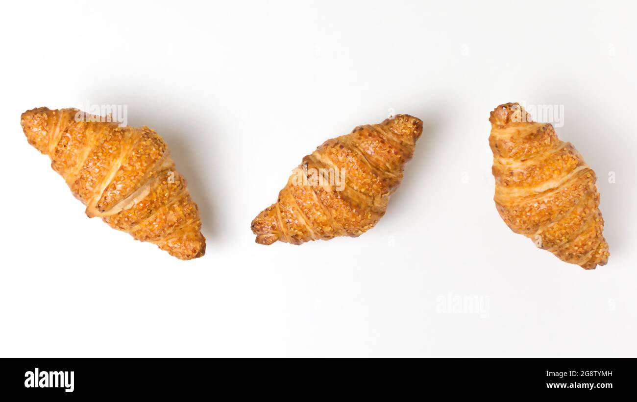 Drei leckere Croissants auf weißem Hintergrund. Französisches Essen. Flach Stockfoto