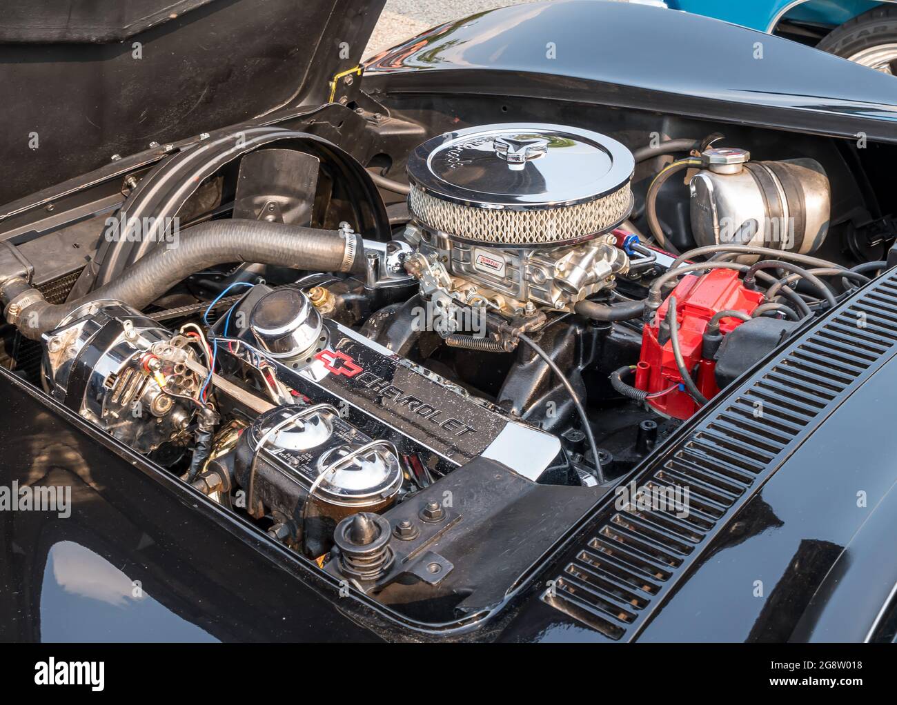 Motorraum und Motor eines hochleistungsfähigen Chevrolet-Autos auf einer Oldtimermesse im Sommer in Homestead, Pennsylvania, USA Stockfoto