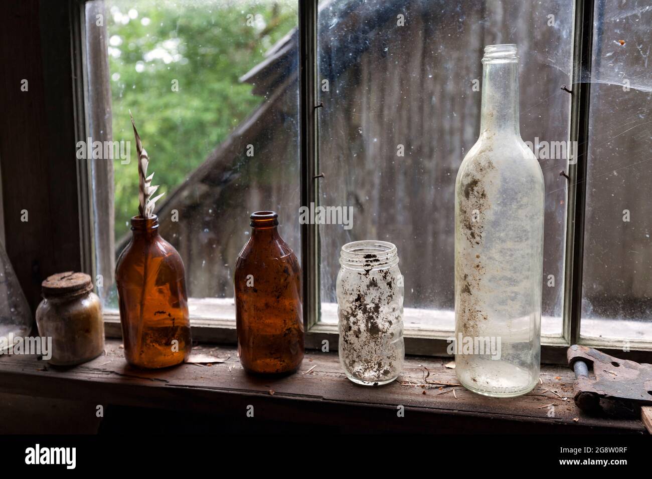 Flaschen säumen die Fensterbank in der Schafshütte auf der Lyons Ranch im Humboldt County, Kalifornien. Die Ranch wurde zwischen 1868 und 1959 als Par betrieben Stockfoto