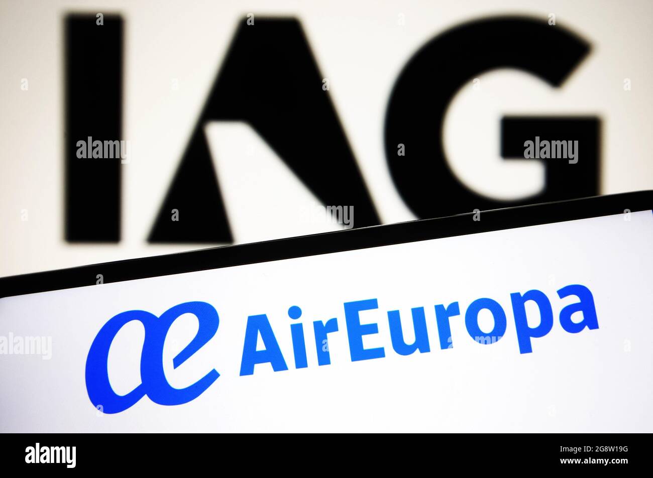 Ukraine. Juli 2021. In dieser Abbildung ist ein Air Europa-Logo einer spanischen Fluggesellschaft auf einem Smartphone-Bildschirm mit einem Logo der International Airlines Group (IAG) oder der International Consolidated Airlines Group im Hintergrund zu sehen. (Foto von Pavlo Gonchar/SOPA Images/Sipa USA) Quelle: SIPA USA/Alamy Live News Stockfoto