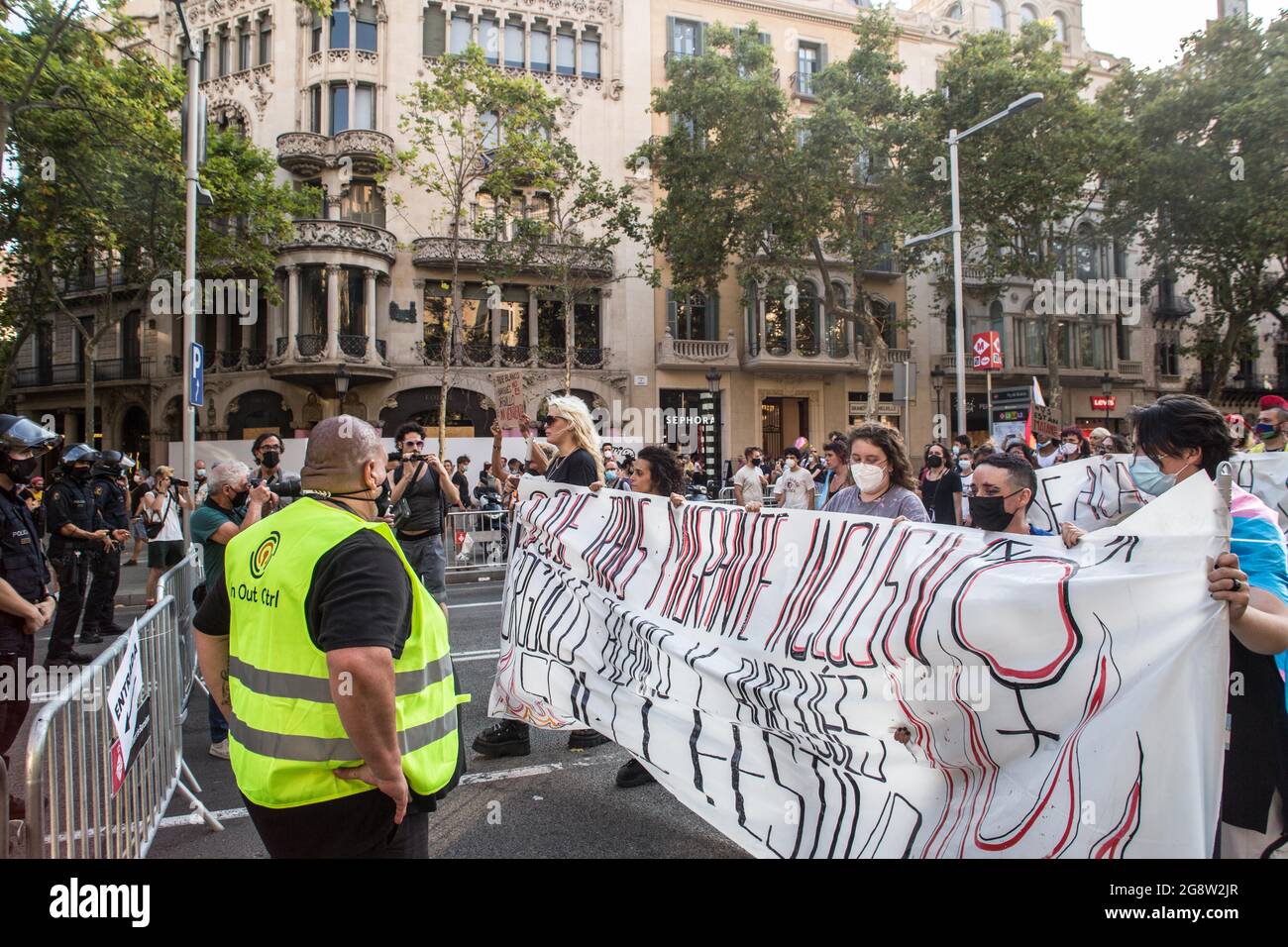 Barcelona, Spanien. Juli 2021. Während der Demonstration halten die Demonstranten ein Transparent.das Transgender-Kollektiv Furia Trans (Fury Trans) von Barcelona ist in eine Demonstration von Pride Barcelona und der LGTBIcat-Plattform gegen LGBTI-fòbia eingedrungen und beschuldigt sie, viele der Realitäten der LGBTIQ-Bewegung ausgeschlossen zu haben sowie die Bewegung anzueignen und zu kommerzialisieren. Die Trans-Wut ist dem Weg gefolgt, und Demonstranten der anderen Demonstration werden sich ihnen anschließen, insgesamt 4000 Menschen. (Foto von Thiago Prudencio/SOPA Images/Sipa USA) Quelle: SIPA USA/Alamy Live News Stockfoto