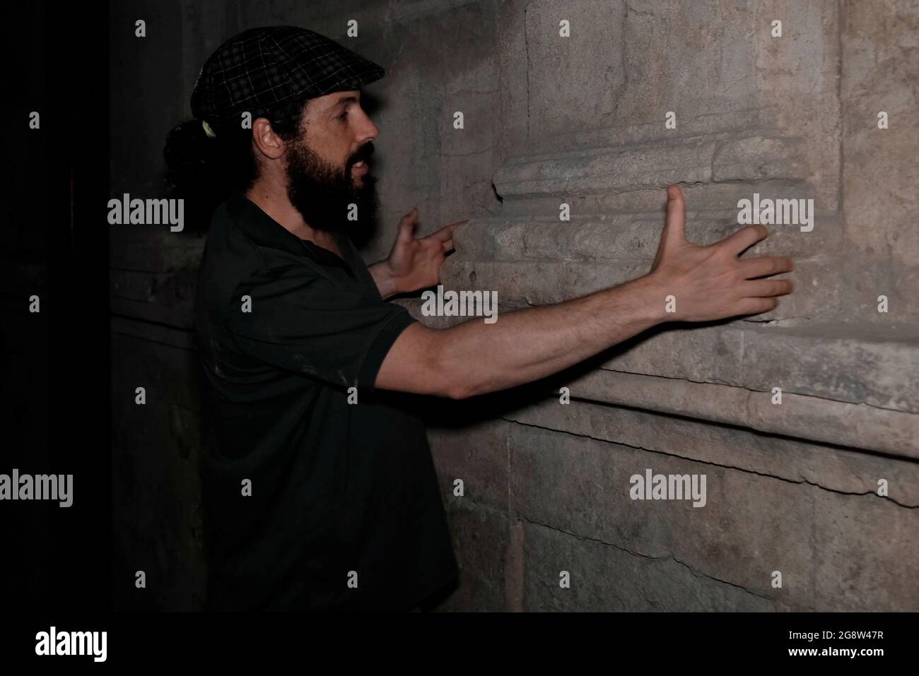 Ein Führer der Western Wall Heritage Foundation zeigt Dekorationen in der Halle eines öffentlichen Gebäudes aus der zweiten Tempelperiode (516 v. Chr. bis 70 n. Chr.), das am 21. Juli 2021 in Jerusalem, Israel, vor den Mauern des Tempelbergs entdeckt wurde. Israelische Archäologen enthüllten neue Teile eines großen öffentlichen Gebäudes, nur wenige Meter von dem Ort entfernt, an dem der zweite jüdische Tempel vermutlich vor zwei Jahrtausenden stand. Die opulente Halle, die von namhaften Mitgliedern der Gesellschaft auf ihrem Weg zum Gottesdienst genutzt wird, ist die jüngste Entdeckung, die die israelische Antiquitätenbehörde (IAA) aus dem, was sie als die westliche bezeichnet, öffentlich macht Stockfoto