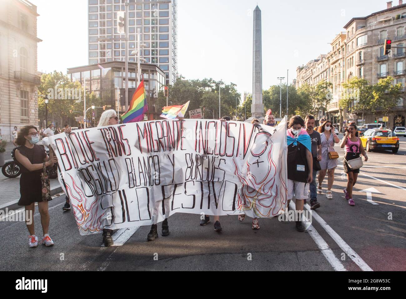 Barcelona, Spanien. Juli 2021. Während der Demonstration halten die Demonstranten ein Transparent.das Transgender-Kollektiv Furia Trans (Fury Trans) von Barcelona ist in eine Demonstration von Pride Barcelona und der LGTBIcat-Plattform gegen LGBTI-fòbia eingedrungen und beschuldigt sie, viele der Realitäten der LGBTIQ-Bewegung ausgeschlossen zu haben sowie die Bewegung anzueignen und zu kommerzialisieren. Die Trans-Wut ist dem Weg gefolgt, und Demonstranten der anderen Demonstration werden sich ihnen anschließen, insgesamt 4000 Menschen. Kredit: SOPA Images Limited/Alamy Live Nachrichten Stockfoto