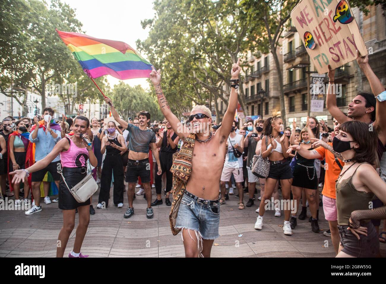 Barcelona, Spanien. Juli 2021. Während der Demonstration werden Demonstranten tanzend gesehen.das Transgender-Kollektiv Furia Trans (Fury Trans) von Barcelona hat sich in eine Demonstration von Pride Barcelona und der LGTBIcat-Plattform gegen LGBTI-fòbia eingedrungen und sie beschuldigt, viele der Realitäten der LGBTIQ-Bewegung auszuschließen und die Bewegung anzueignen und zu kommerzialisieren. Die Trans-Wut ist dem Weg gefolgt, und Demonstranten der anderen Demonstration werden sich ihnen anschließen, insgesamt 4000 Menschen. Kredit: SOPA Images Limited/Alamy Live Nachrichten Stockfoto