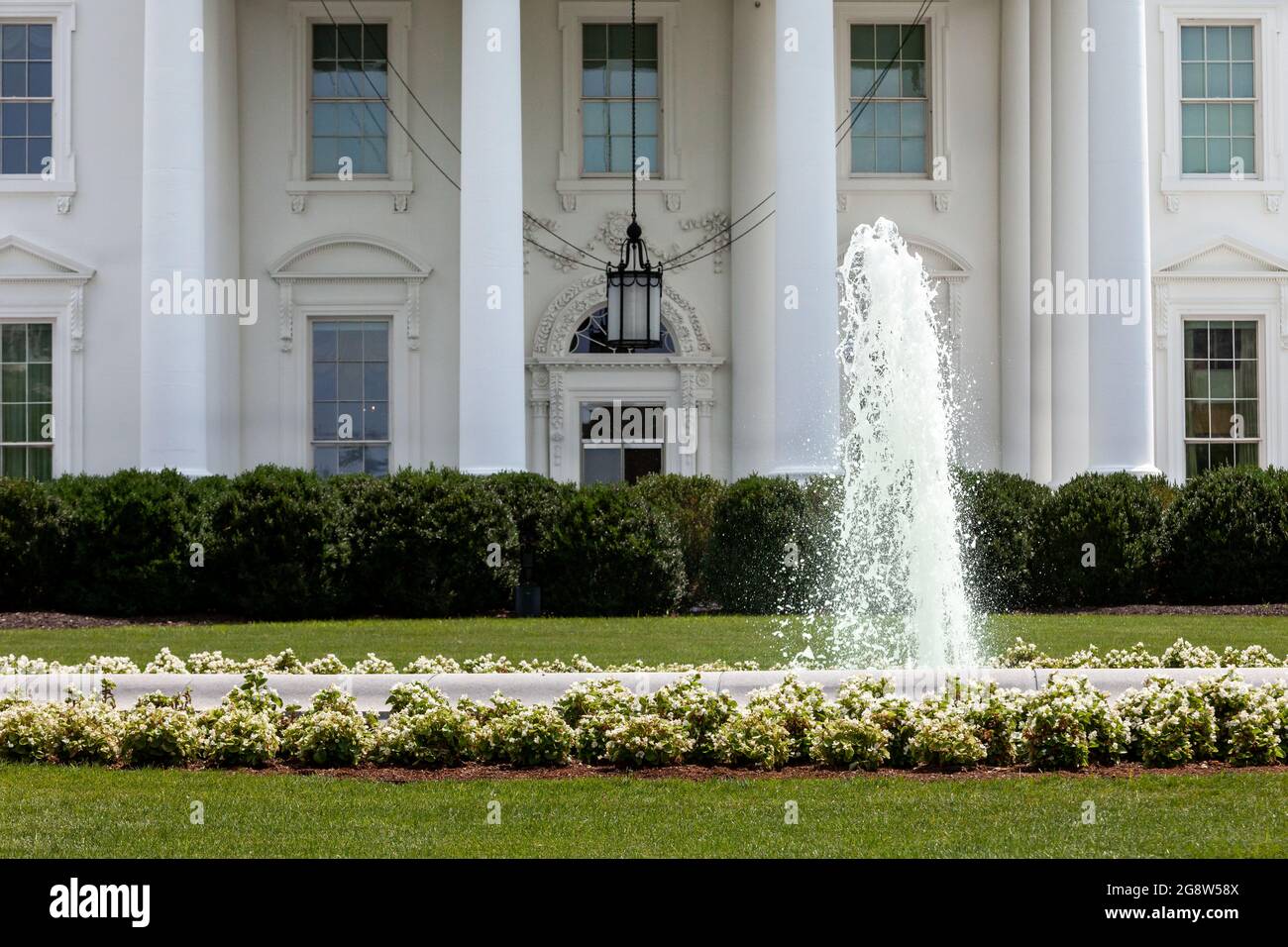 Washington, DC, USA, 22. Juli 2021. Im Bild: Zum ersten Mal seit Beginn der Proteste gegen den Mord an George Floyd Ende Mai 2020 kann die Öffentlichkeit nun das Weiße Haus auf der Pennsylvania Avenue erreichen. Sowohl die Befestigung für Sicherheitsmaßnahmen als auch die Installation eines neuen Zauns versperrten den Blick auf die Nordseite des Gebäudes. Kredit: Allison Bailey / Alamy Live Nachrichten Stockfoto