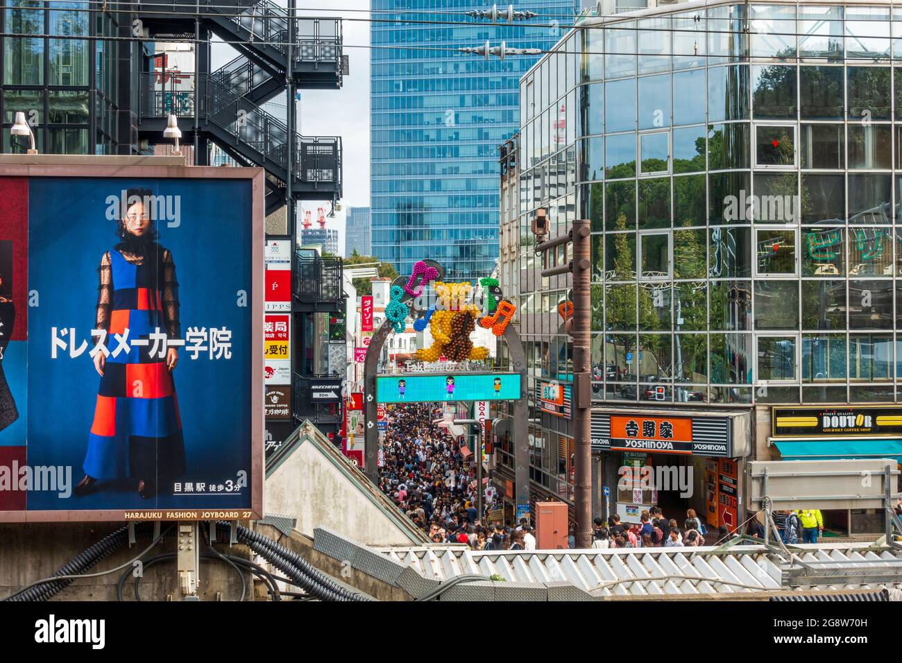 In der Takeshita Street, Harajuku, Tokio, Japan, wimmelt es von Einkäufern Stockfoto