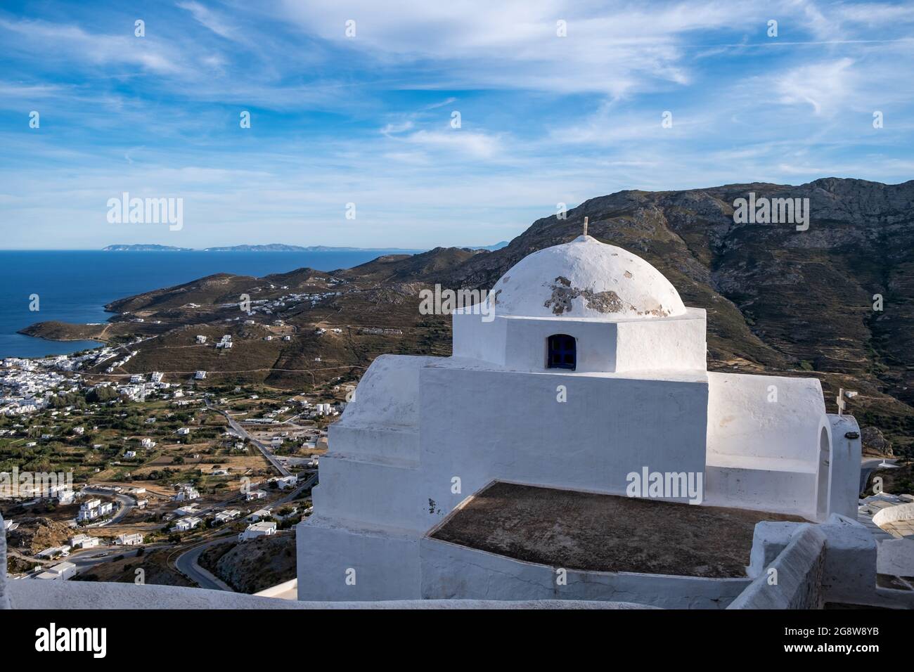 Kirche orthodoxe, kleine weiß getünchte alte Kapelle, kletterte auf felsigen Berg bei Serifos Insel über Chora, Kykladen Griechenland. Ruhiges Agean-Meer und blauer Himmel Stockfoto