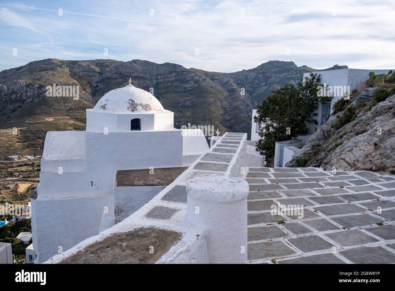 Kirche orthodoxe, kleine weiß getünchte alte Kapelle, kletterte auf felsigen Berg bei Serifos Insel, Kykladen Griechenland. Religiöse Destination Urlaub Sommer Stockfoto