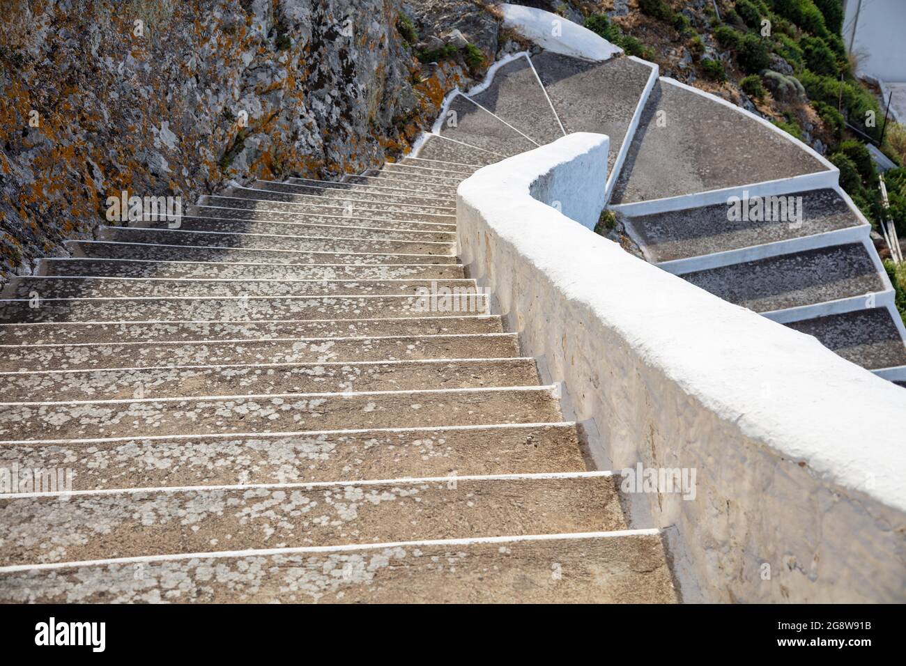 Steintreppen auf felsigen Berg über Serifos Insel Chora Sommer Reiseziel Griechische Insel Wandern erkunden. Kykladen Griechenland. High-Angle-Ansicht Stockfoto