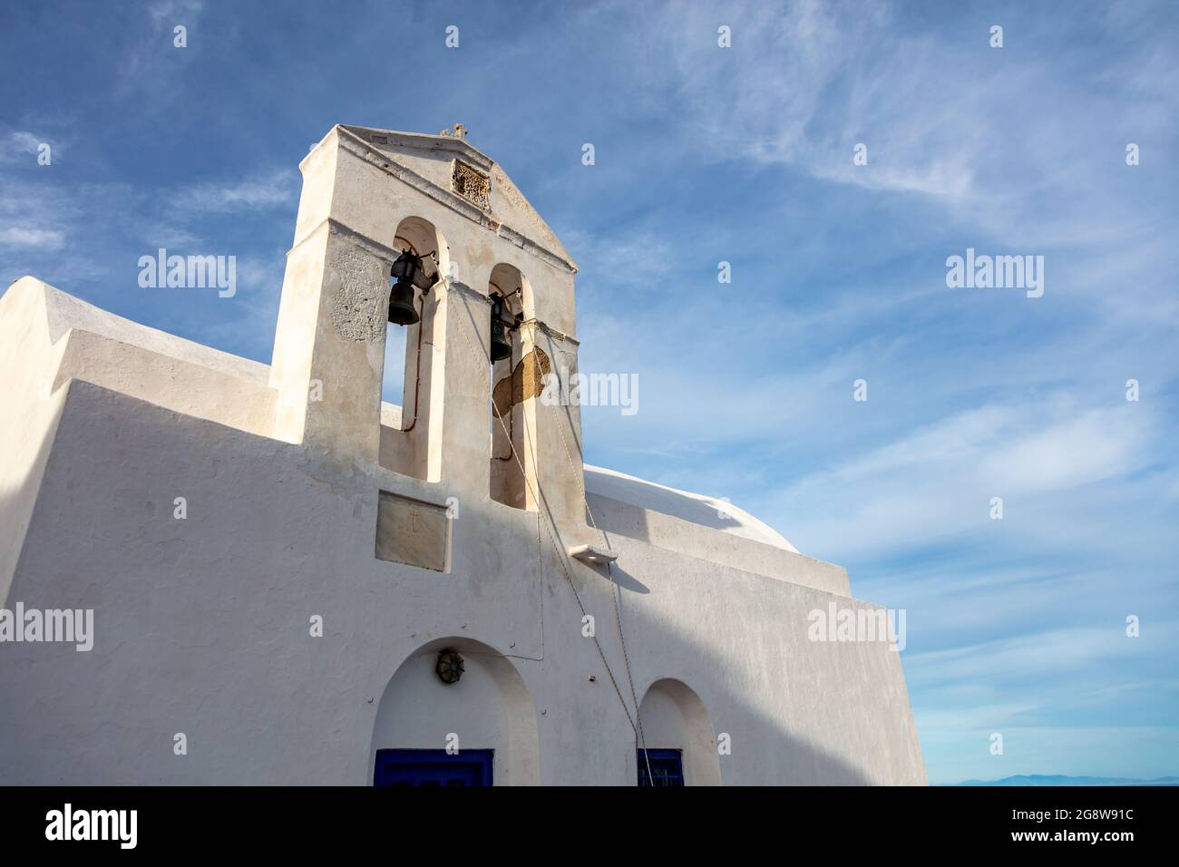 Kirche orthodoxe, kleine weiß getünchte alte Kapelle, kletterte auf felsigen Berg bei Serifos Insel über Chora, Kykladen Griechenland. Blauer wolkig Himmel Hintergrund. So Stockfoto
