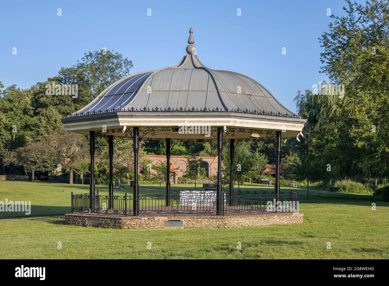 Der Musikpavillon im phillips Memorial Park im stadtzentrum von godalming in surrey Stockfoto