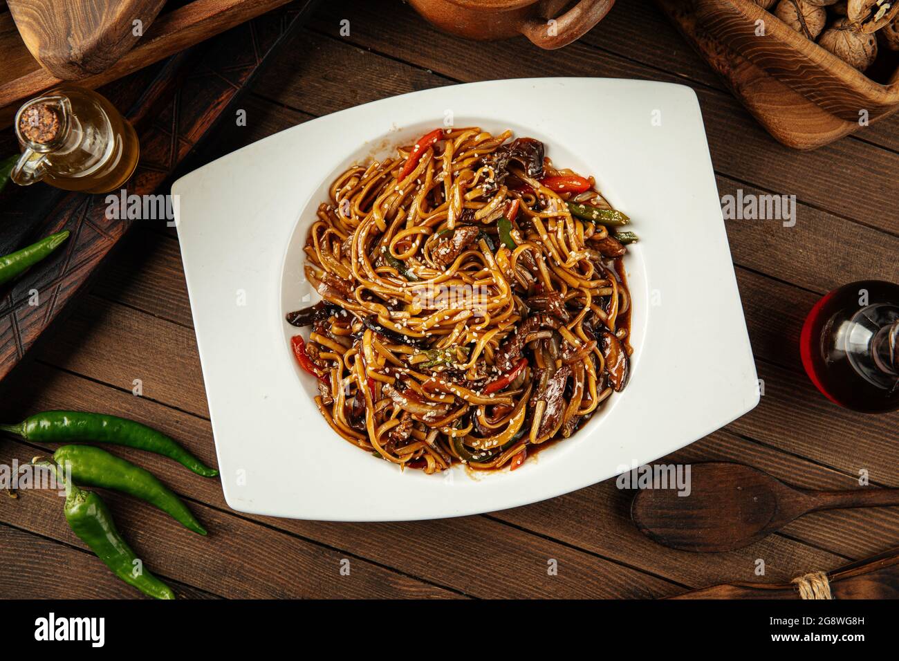 Udon Nudeln mit Gemüse und Fleisch Stockfoto