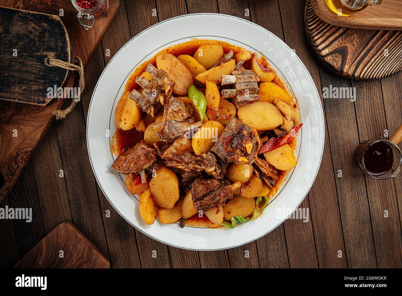 Usbekisches Gericht kazan Kabob mit Lamm und Kartoffeln Stockfoto