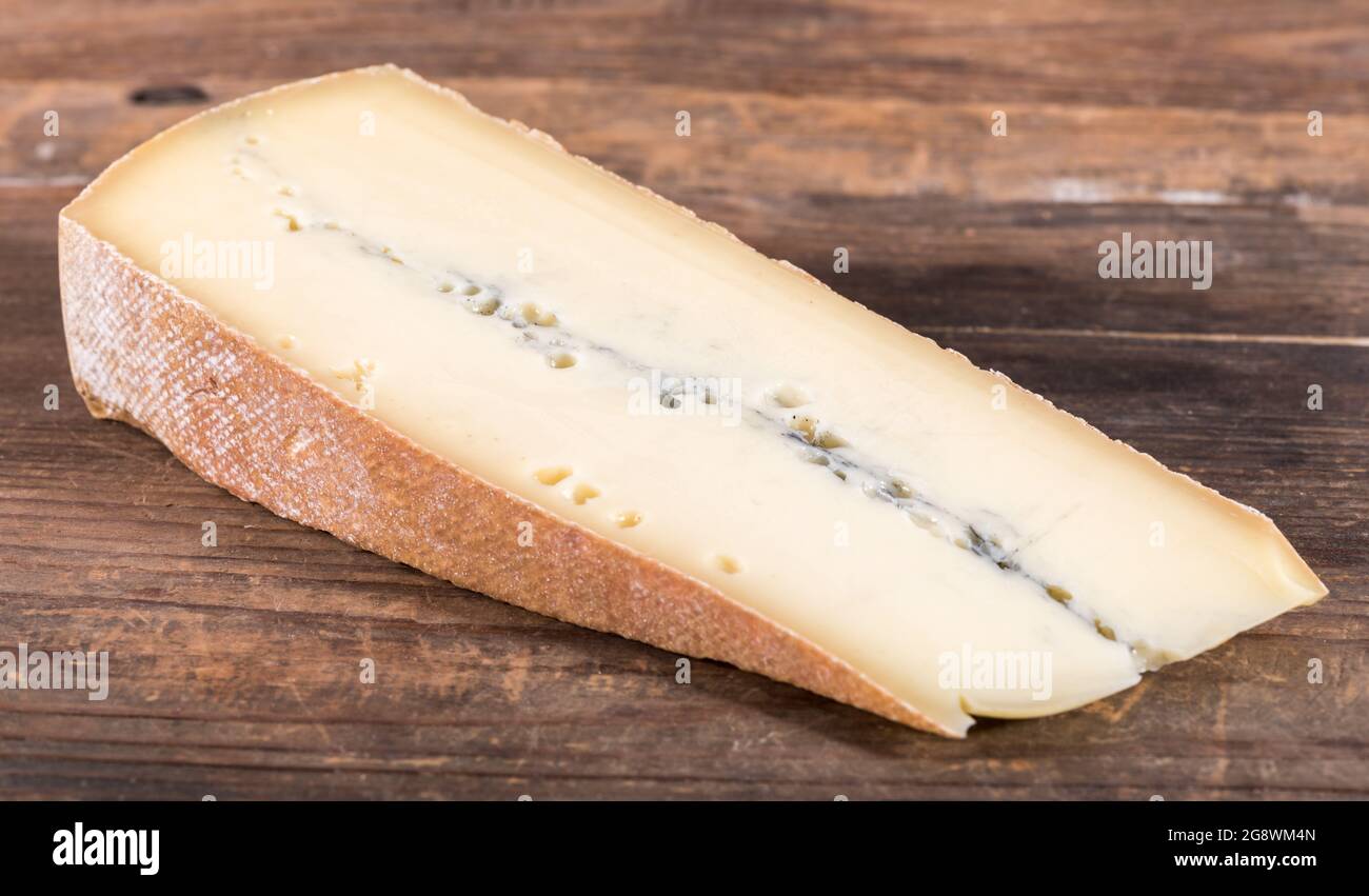 Französischer morbier-Käse, auf Holzhintergrund Stockfoto