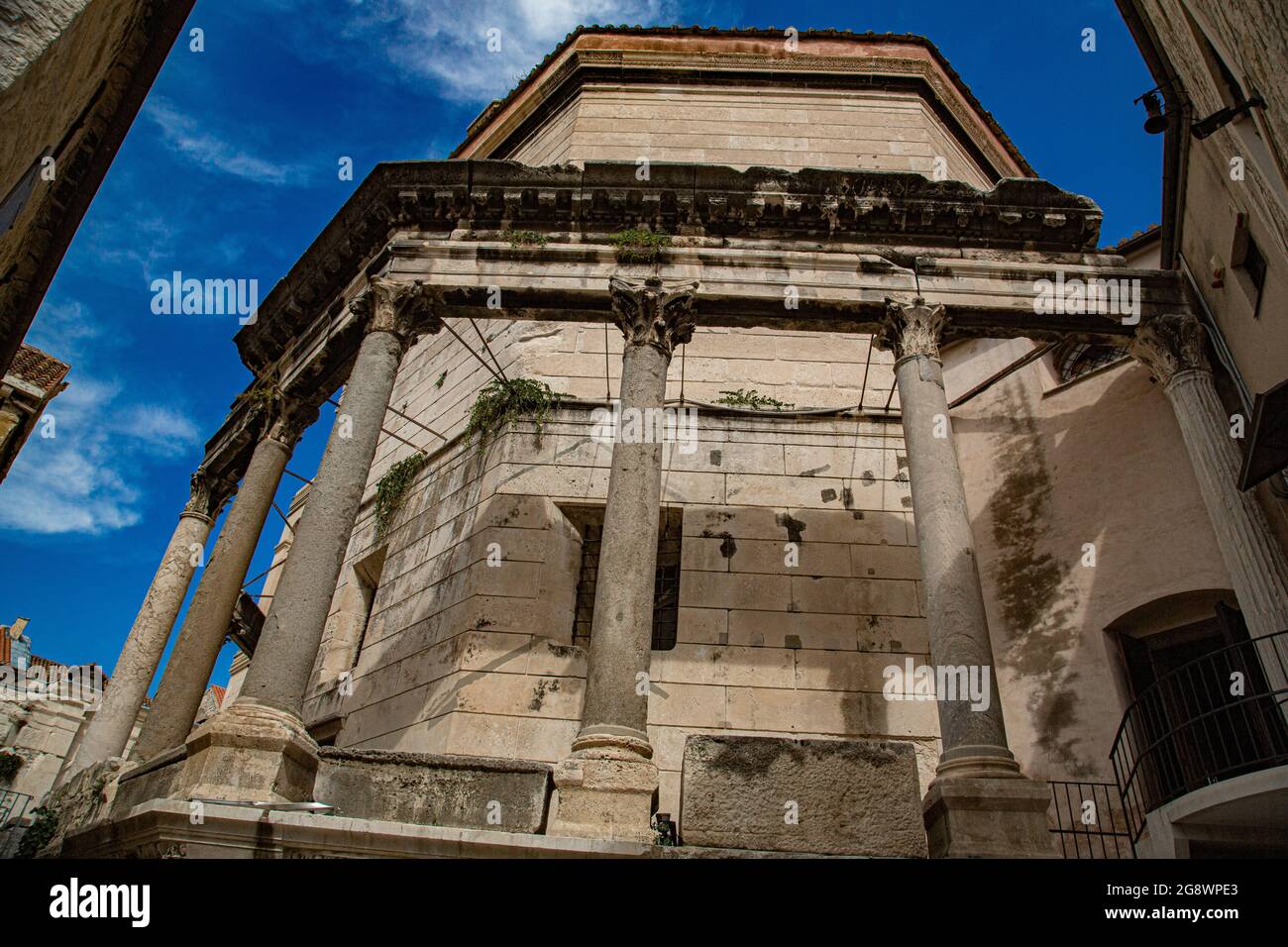 Ciudad fundada por Diocleciano en Croacia a orillas del mar adriatico, con Casco Antiguo de calles estrechas con arquitectura muy característica Stockfoto