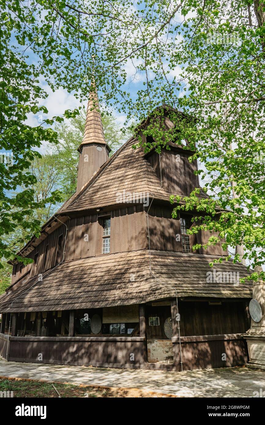 Broumov, Tschechische republik - 21. Mai 2021. Hölzerne Kirche der heiligen Maria aus dem 13. Jahrhundert mit altem Friedhof.Renaissance und Empire-Stil Grabsteine, Gräber Stockfoto