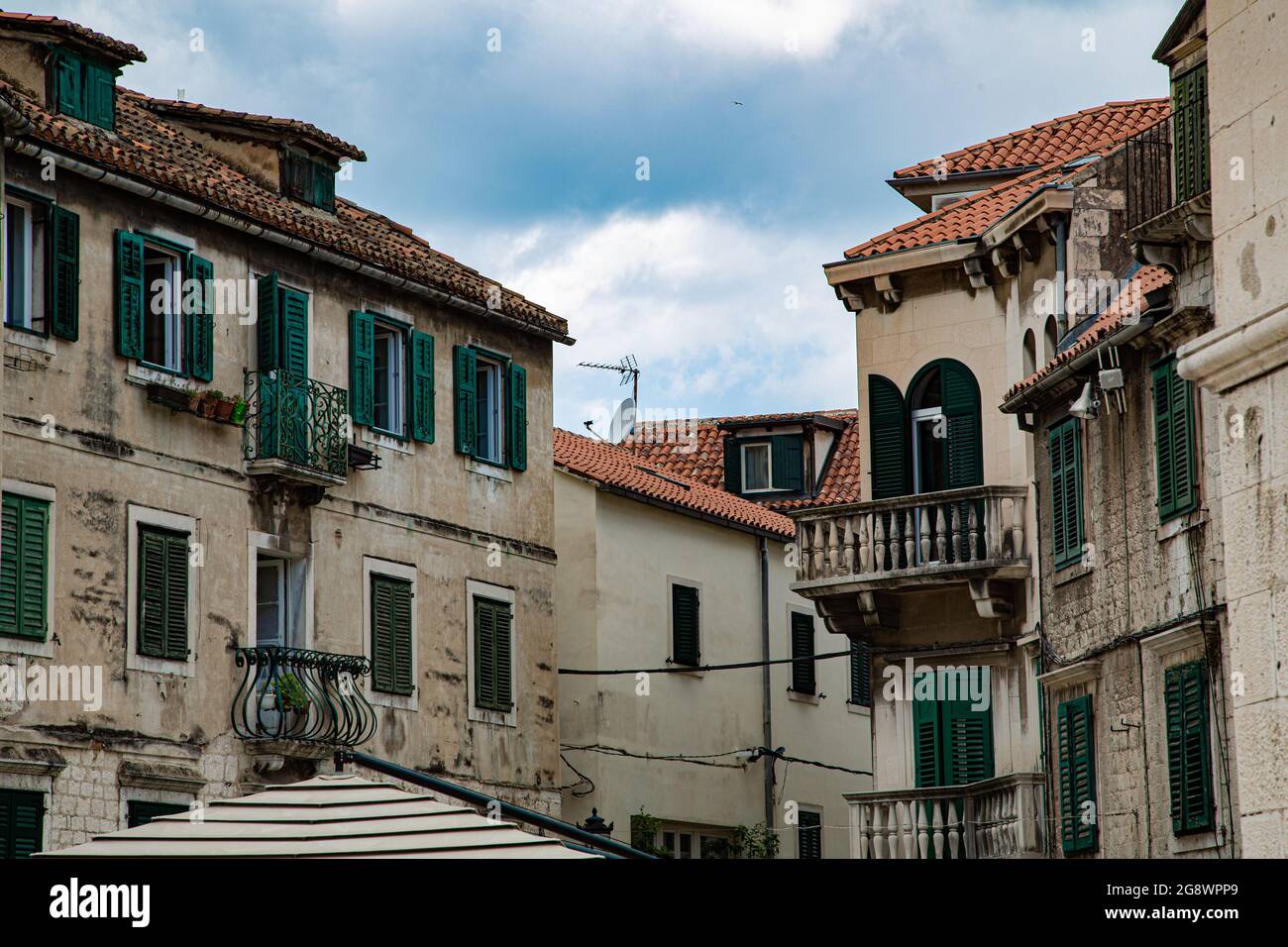 Ciudad fundada por Diocleciano en Croacia a orillas del mar adriatico, con Casco Antiguo de calles estrechas con arquitectura muy característica Stockfoto