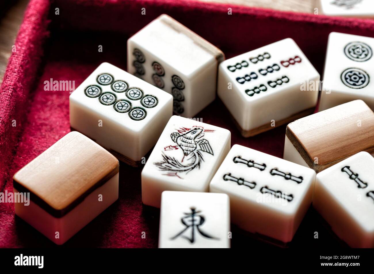 Ausrüstungen für Mahjong Spiel. Mahjong ist das alte asiatische Brettspiel  Stockfotografie - Alamy