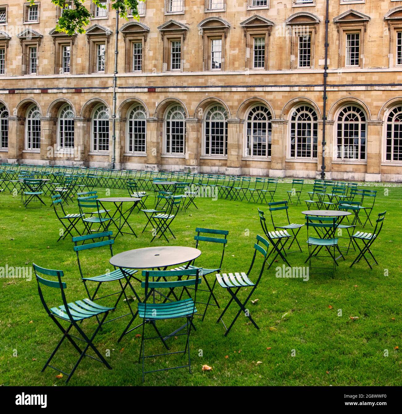 Stühle im Garten in Westminster Abbey, London; die Stiftskirche Saint Peter in Westminster, eine königliche Besonderheit Stockfoto