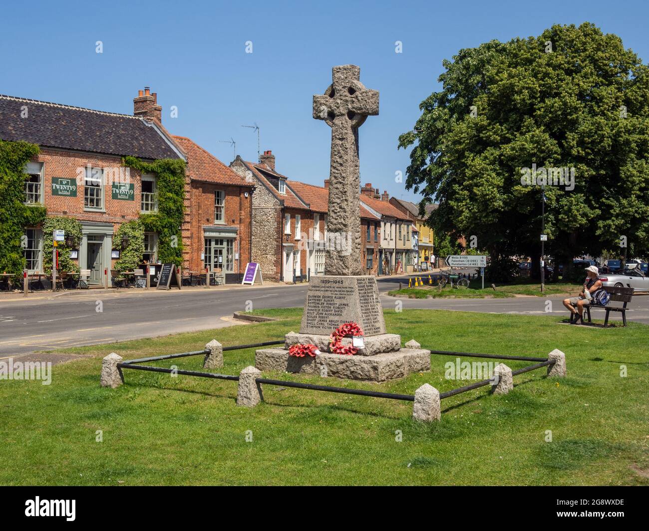 Straßenszene im Sommer im hübschen Dorf Burnham Market, Norfolk, Großbritannien; Dorfgrün mit Kriegsdenkmal Stockfoto