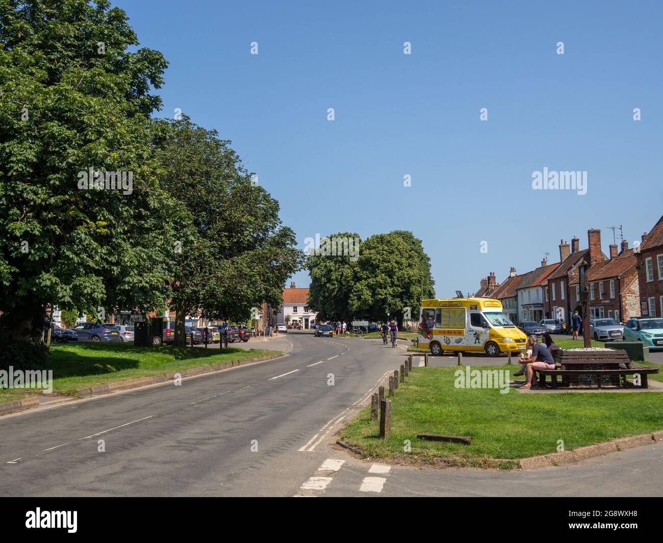 Straßenszene im Sommer im hübschen Dorf Burnham Market, Norfolk, Großbritannien Stockfoto