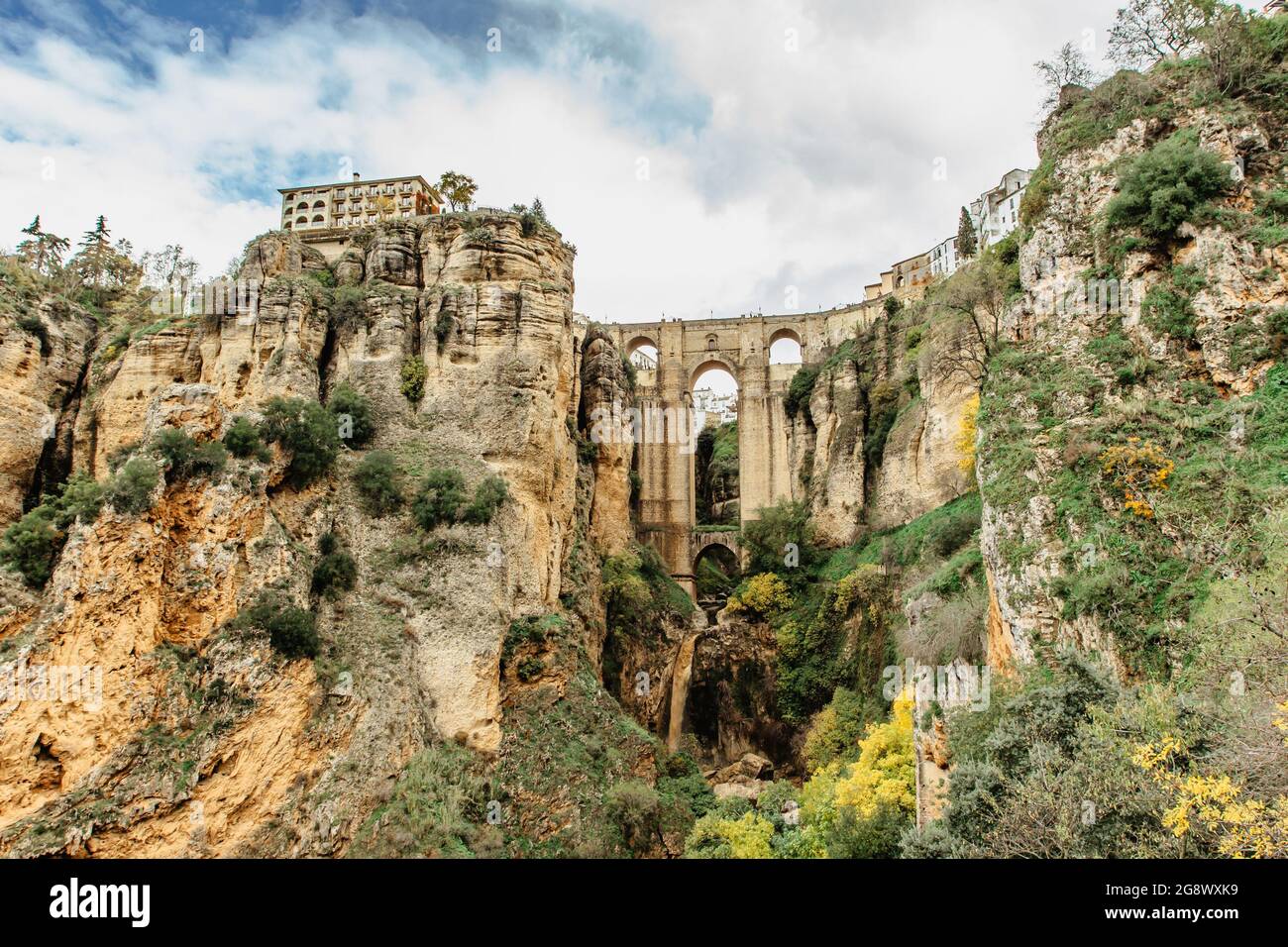 Wunderschöne Aussicht auf Ronda, Andalusien, Spanien. Puente Nuevo Neue Brücke über den Fluss Guadalevin.Alte Steinbrücke, Stadt am Rande einer Klippe mit Bäumen Stockfoto