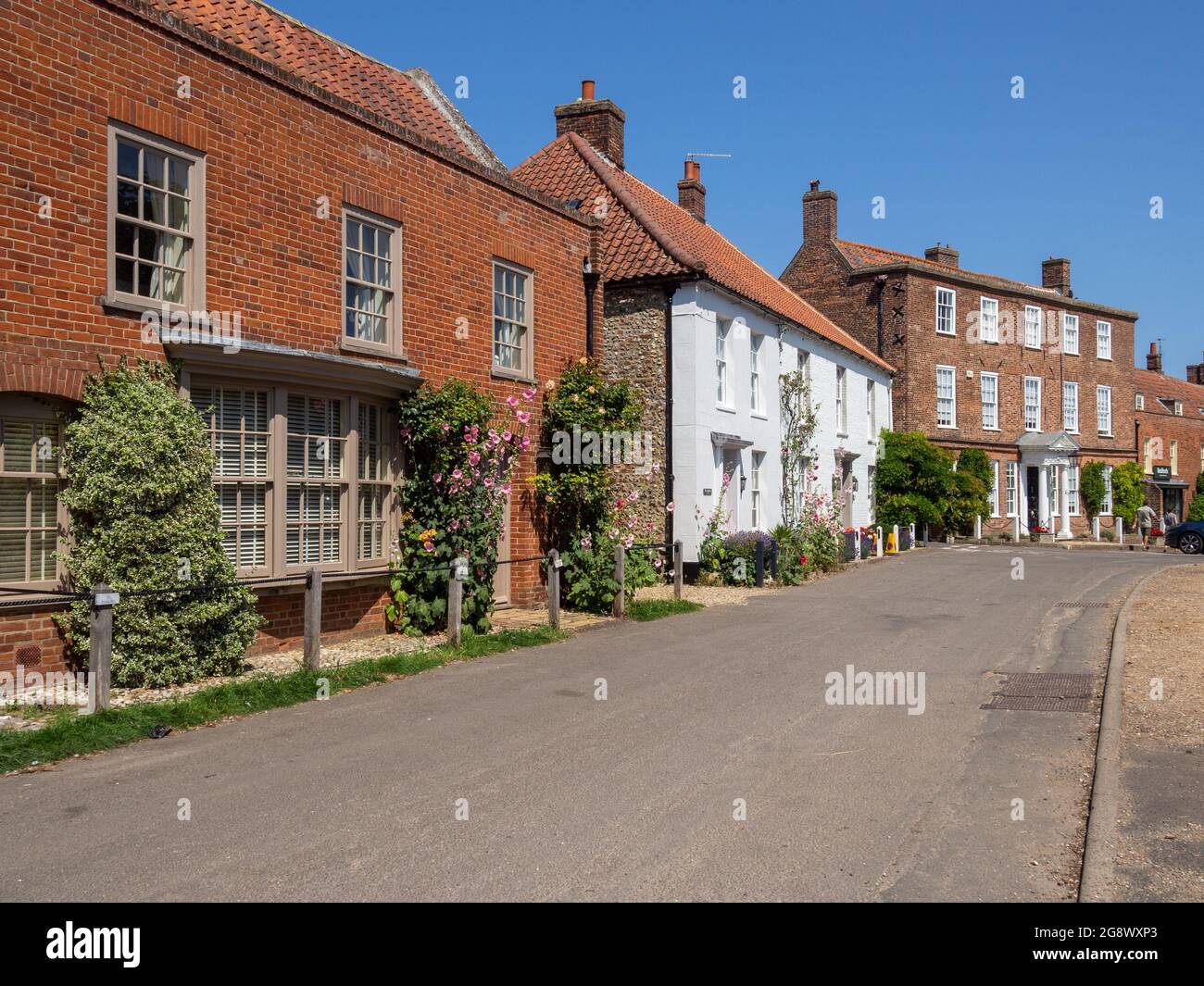 Straßenszene im Sommer im hübschen Dorf Burnham Market, Norfolk, Großbritannien Stockfoto