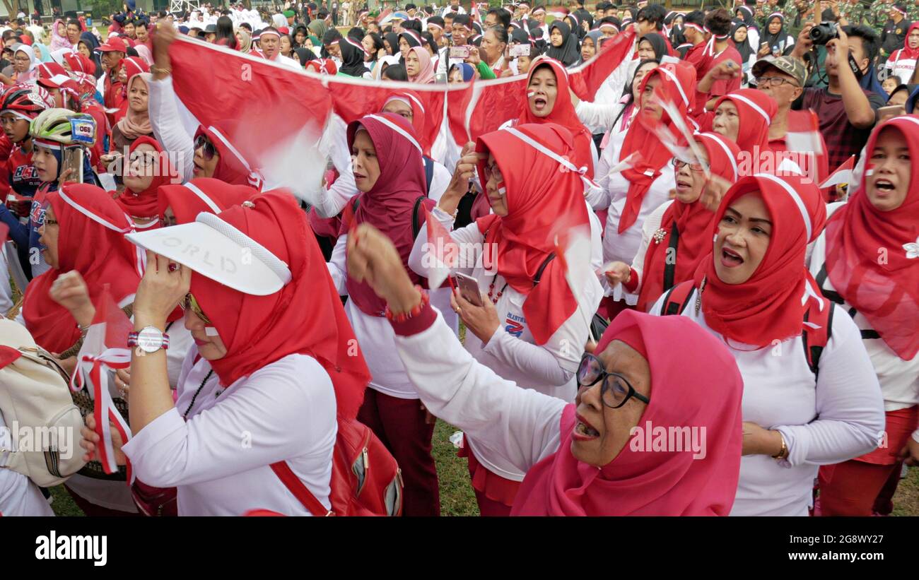 Eine Gruppe indonesischer Menschen versammeln sich und singen zusammen, um den Unabhängigkeitstag zu feiern. Stockfoto