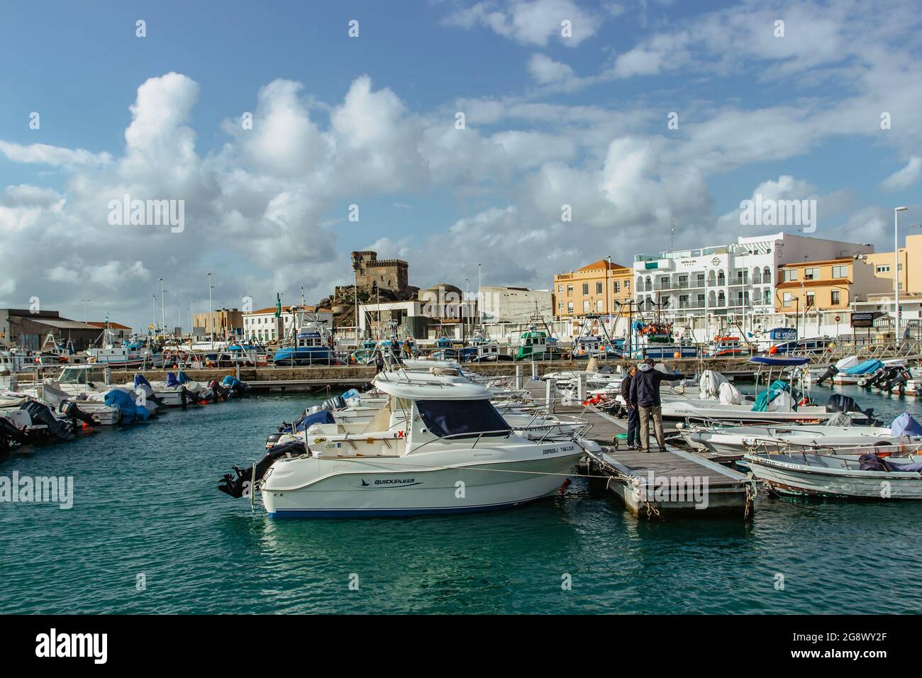 Tarifa, Spanien - November 20,2018.Stadt am südlichsten Punkt des kontinentalen Europas.Blick auf den Hafen mit Fischerbooten und Yachten.beliebtes Ziel Stockfoto