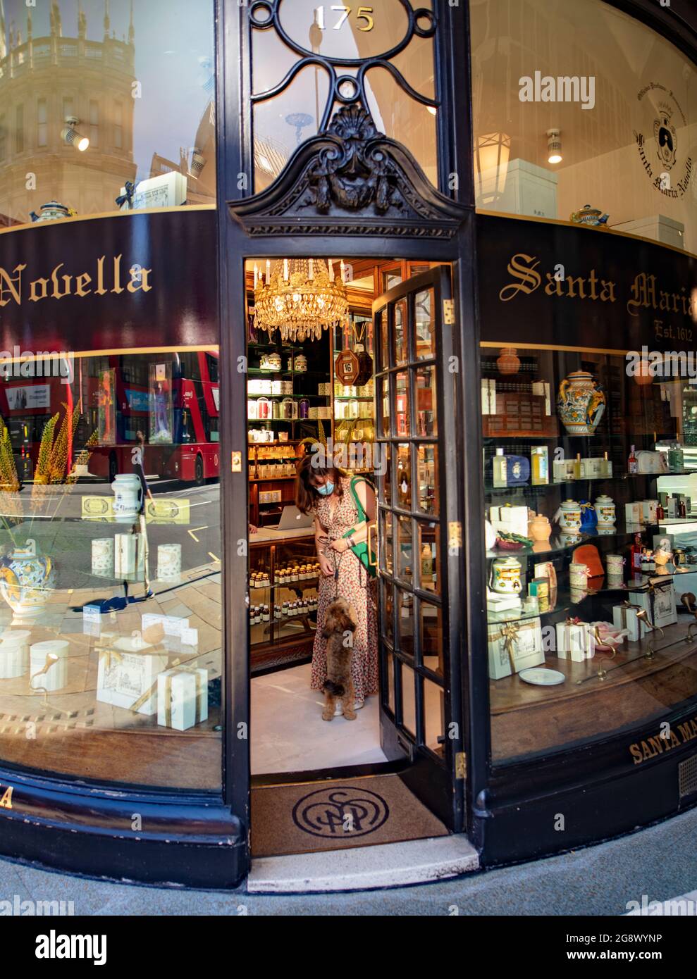 Santa Maria Novella, Apotheke und Parfümeur in Piccadilly Arcade, London; die Officina Profumo-Farmaceutica di Santa Maria stammt aus dem Jahr 1612 Stockfoto