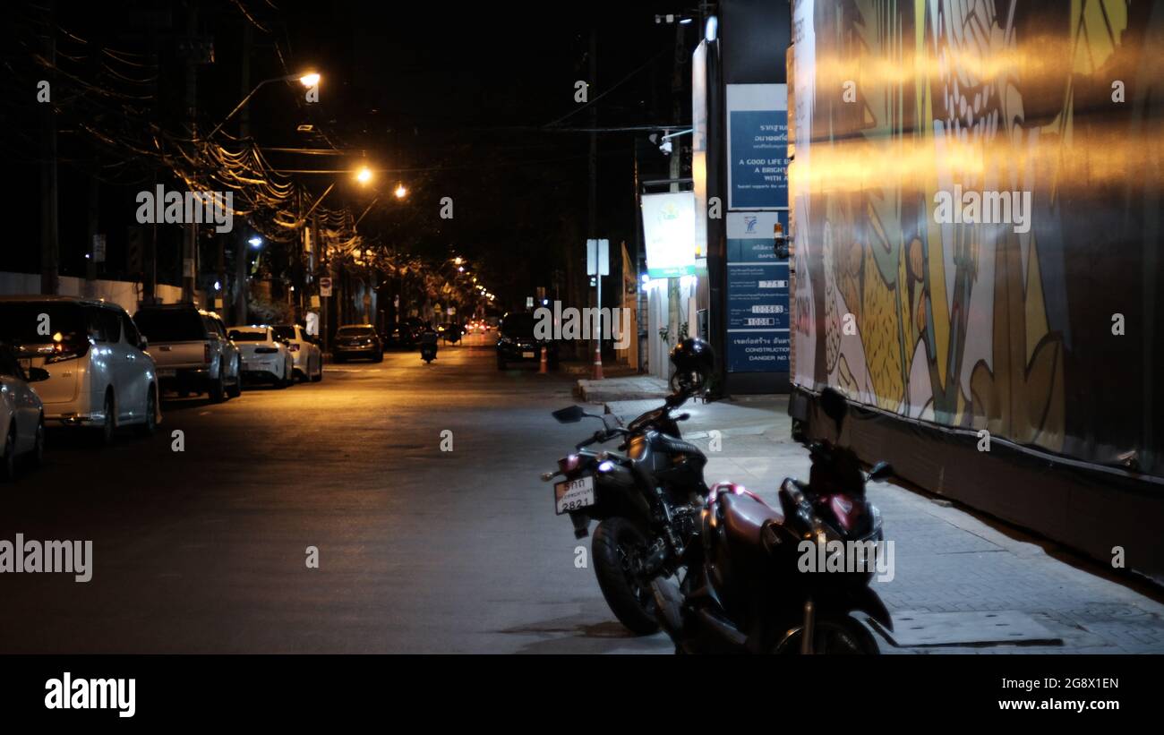 Nana BTS Gebiet Sukhumvit Road Walkway Baustelle bei Nacht Bangkok Thailand Beseitigung der Klong Toey aka Khlong Toei Slums Stockfoto