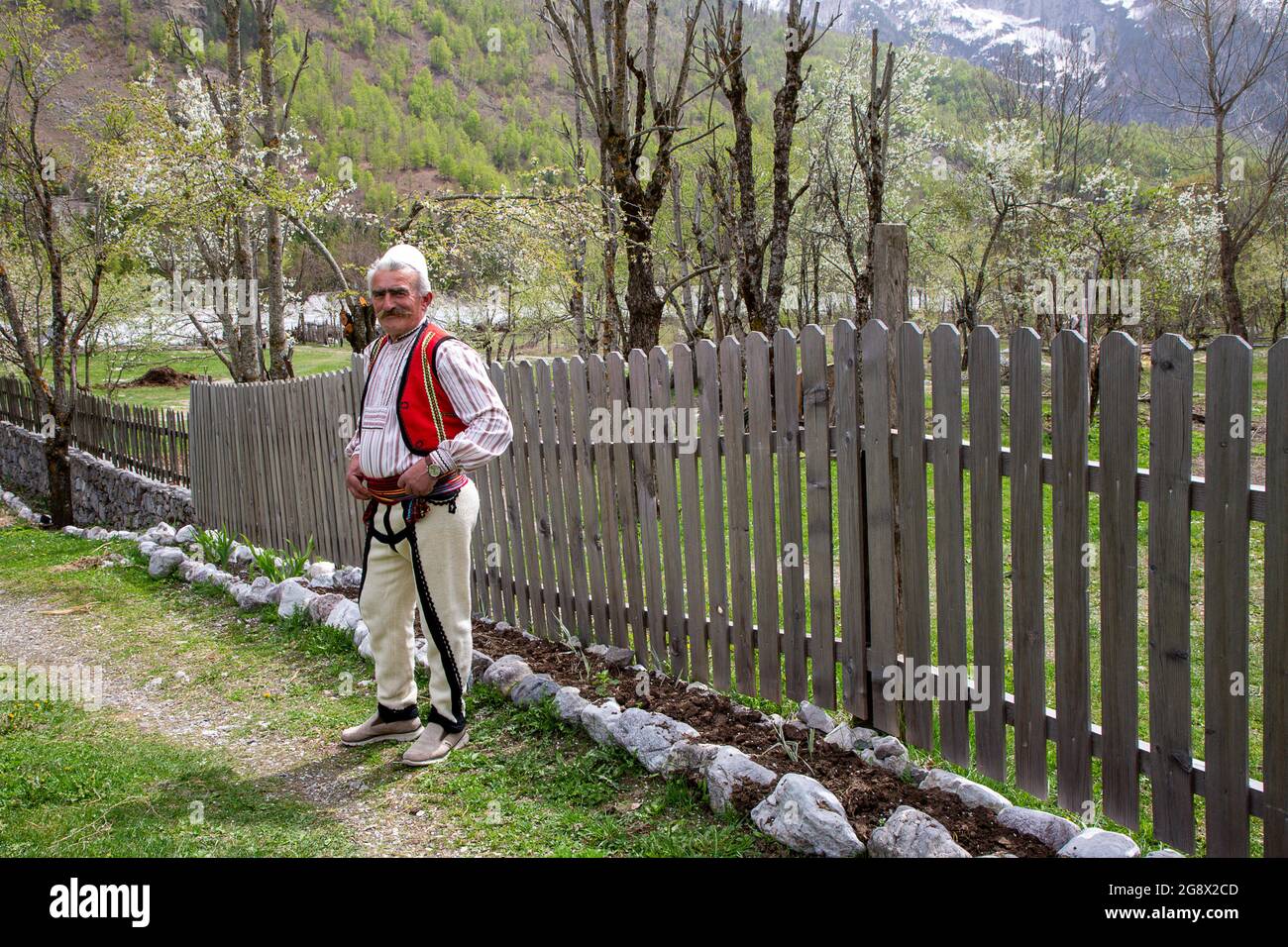 Albanischer Mann in traditioneller Kleidung im Valbone Valley, Albanien Stockfoto