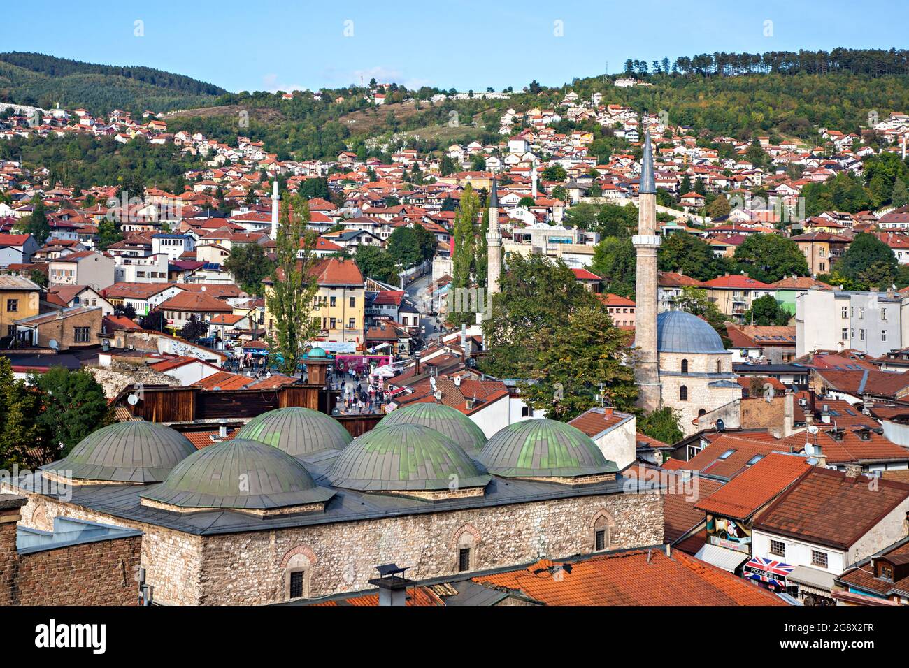 Skyline von Sarajevo mit den Kuppeln des alten Basars, bekannt als Brusa Bezestan, Bosnien Stockfoto