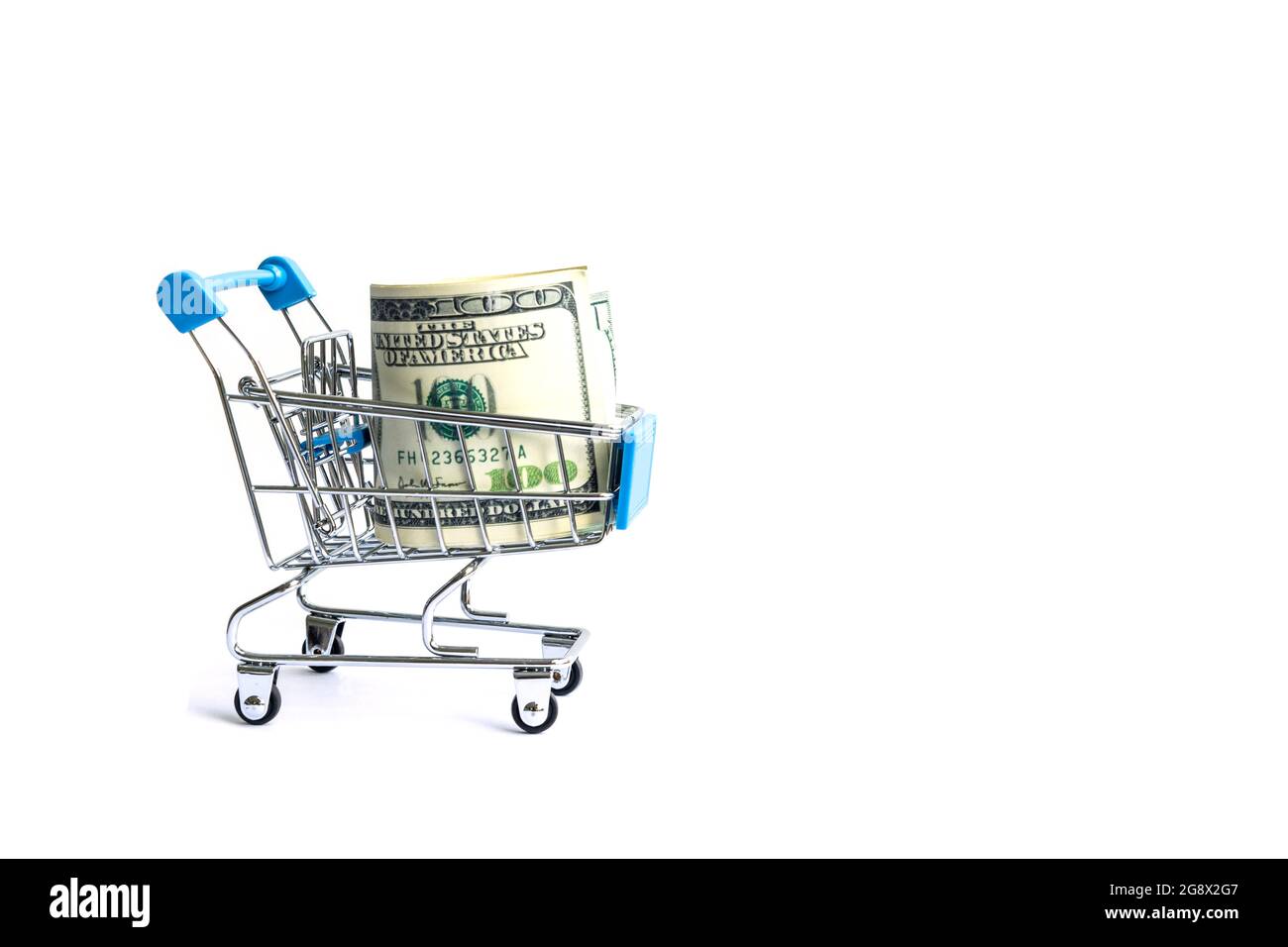 Banknote hundert US-Dollar-Rechnung im Korb Supermarkt, auf weißem Hintergrund, Objekte kopieren Raum Stockfoto