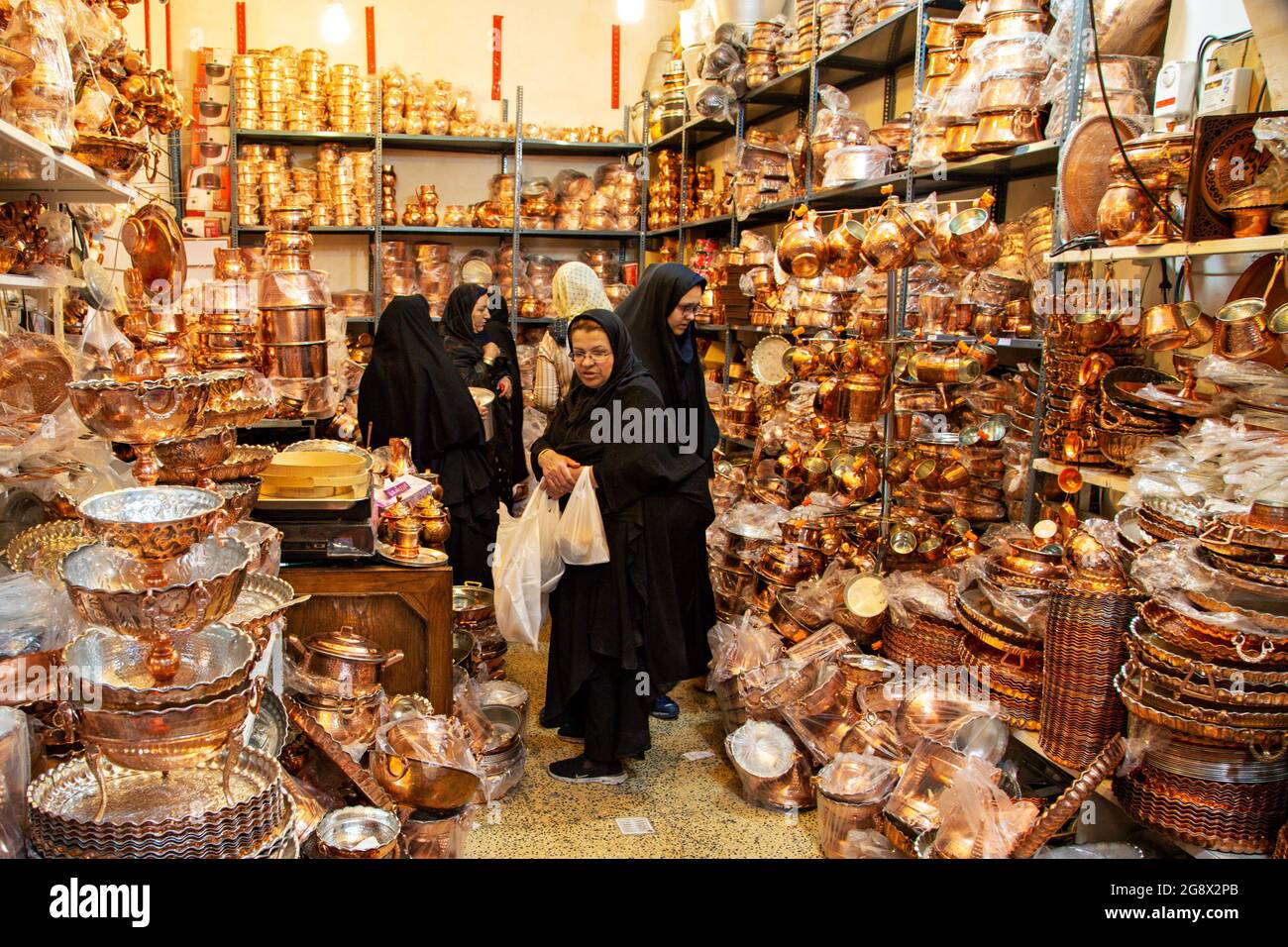 Kupfergeschäft im Basar in Isfahan, Iran Stockfoto
