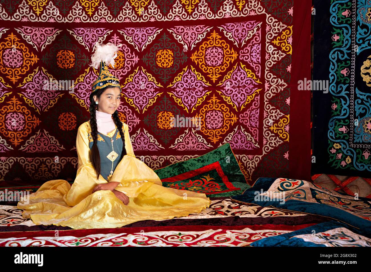 Kasachische Mädchen in traditioneller Kleidung in der Nähe von Almaty, Kasachstan Stockfoto