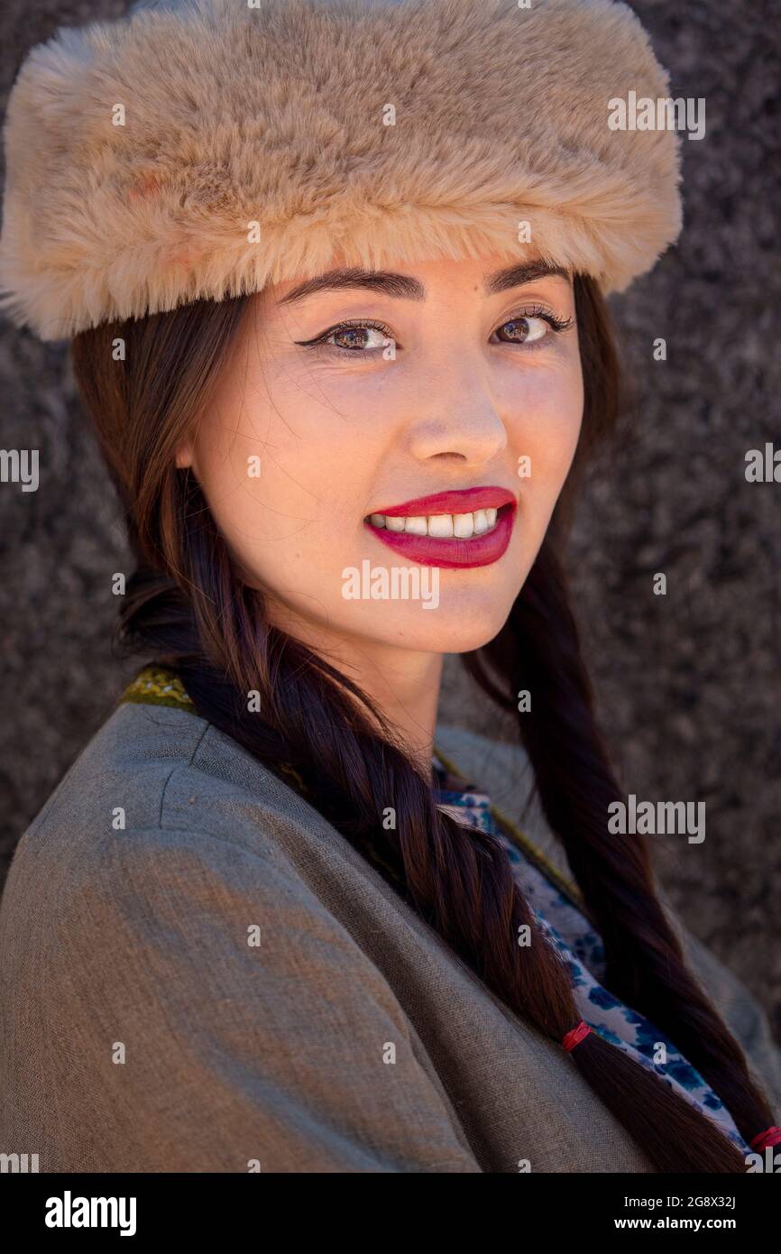 Porträt einer kasachischen Frau mit traditionellem Hut in Almaty, Kasachstan Stockfoto