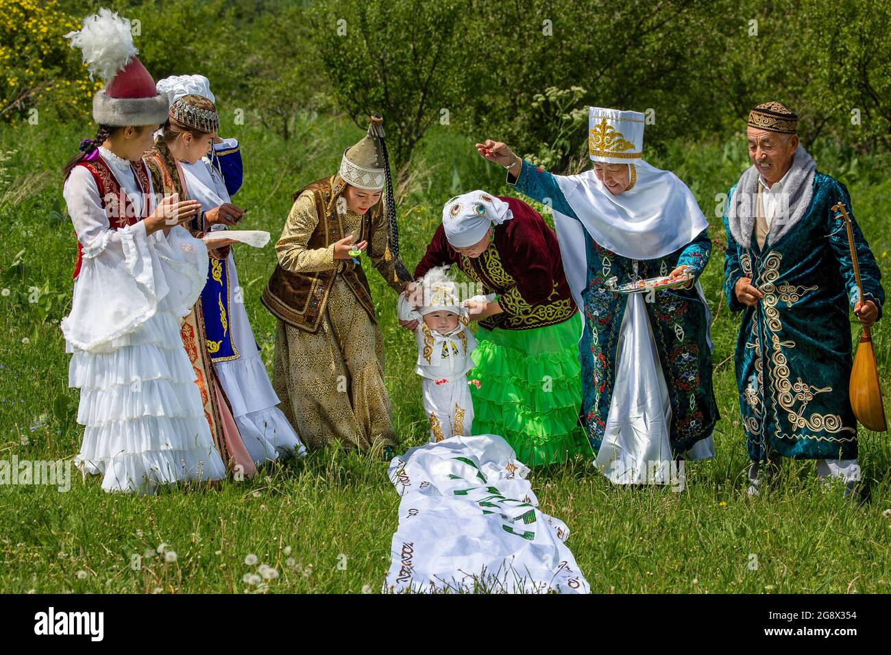 Die kasachische Bevölkerung zeigt die lokale Tradition von Tusau Kesu, die eine Zeremonie symbolisiert, die die ersten Schritte eines Kindes in Almaty, Kasachstan, begleitet. Stockfoto